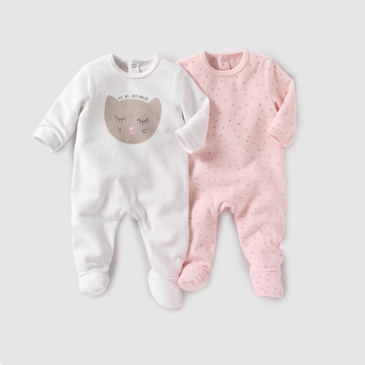 Комплект из 2 велюровых пижам 0 мес-3 лет Комплект из 2 велюровых пижам 0 мес-3 летСостав и описание :Материал 75 % хлопка, 25 % полиэстера Бренд: R essentiels Уход: :Стирать и гладить с изнаночной стороныМашинная стирка при 40 °C с вещами схожих цветовМашинная сушка в умеренном режимеГладить при умеренной температуре * Международный знак Oeko-tex гарантирует отсутствие вредных или раздражающих кожу веществ .<br><br>Цвет: белый + розовый<br>Размер: 3 года - 94 см.6 мес. - 67 см.18 мес. - 81 см.0 мес. - 50 см.1 мес. - 54 см.3 мес. - 60 см
