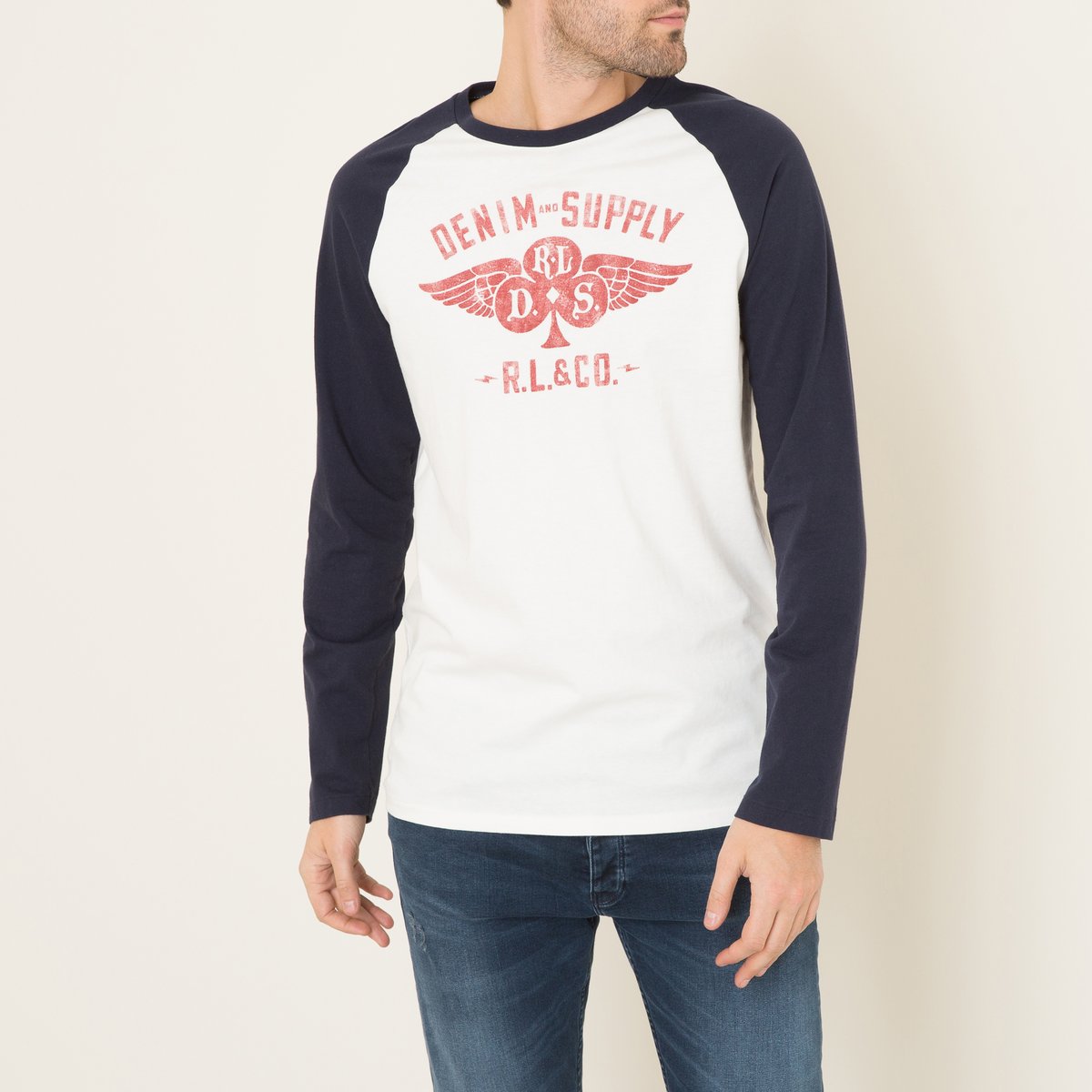 Футболка с рисунком Футболка с рисункомФутболка с длинными рукавами Denim and Supply Ralph Lauren - с набивным винтажным рисунком, 100% хлопок. Круглый вырез с краями в рубчик. Длинные рукава контрастного цвета, проймы реглан. Винтажный рисунок спереди. Низ и рукава с подрубленными краями. Состав и описание Материал : 100% хлопок Марка : Denim and Supply Ralph Lauren<br><br>Цвет: экрю/ синий