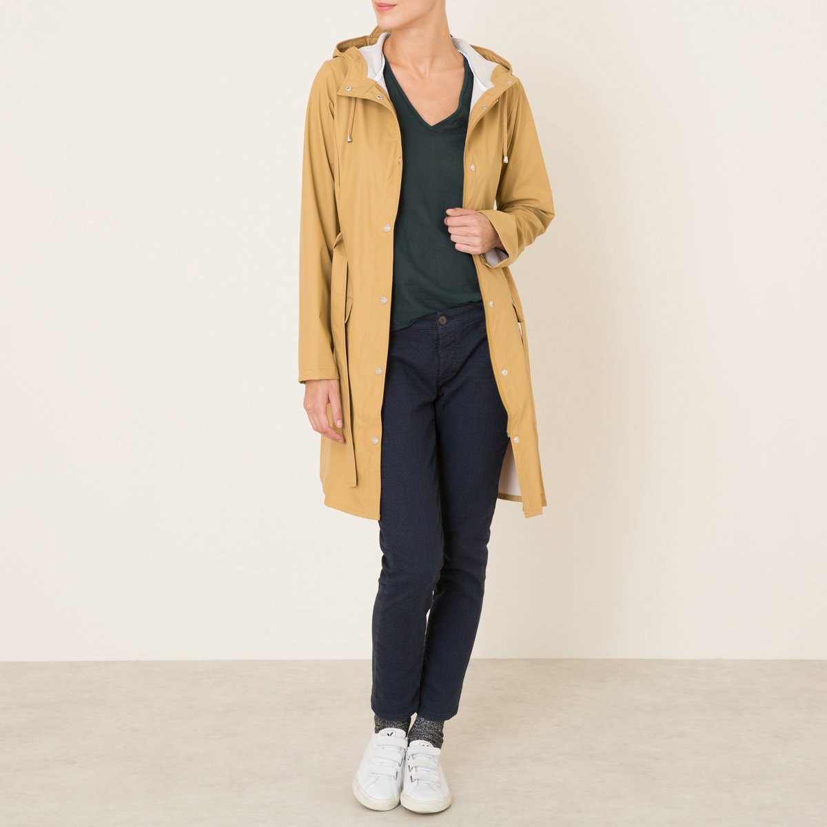 Жакет непромокаемый Жакет непромокаемыйЖакет RAINS - модель CURVE JACKET 1206 KHAKI в стиле тренч из непромокаемой и водоотталкивающей ткани. Высокий воротник. Капюшон регулируется шнурком с люверсами . Застежка на кнопки. С поясом. 2 кармана на кнопках с клапанами . Прямые рукава. Состав и описание : Материал : 50% полиэстера, 50% полиуретана Марка : RAINS<br><br>Цвет: темно-бежевый