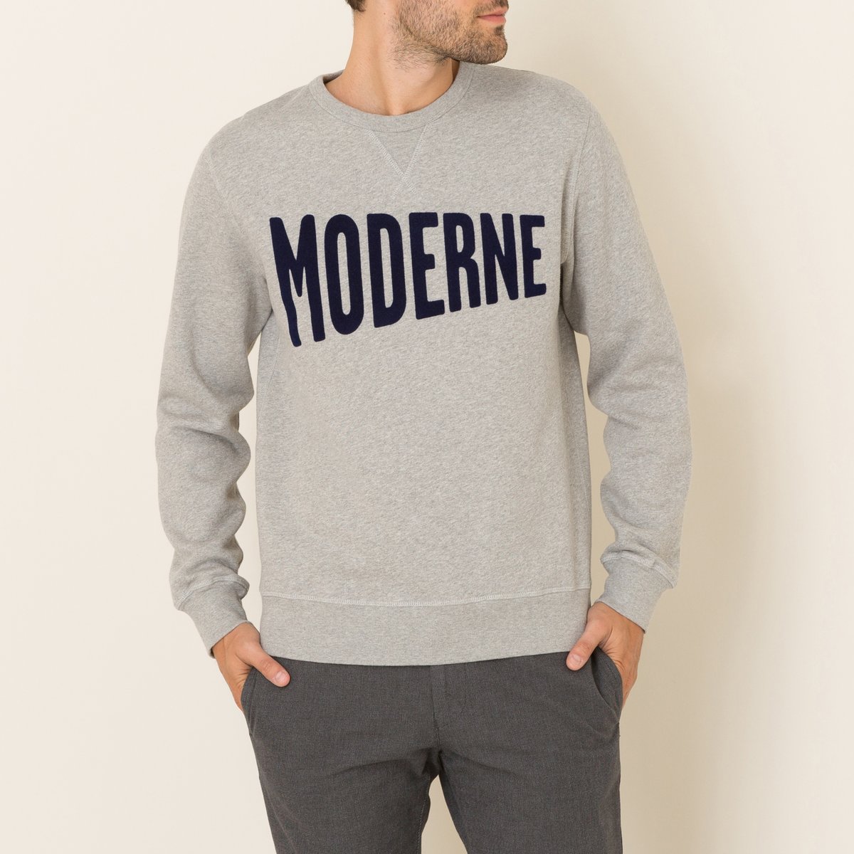 Свитшот MODERNE Свитшот MODERNEСвитшот HARTFORD - модель MODERNE, из меланжевого мольтона с бархатистой надписью. Круглый вырез с краями в рубчик, оригинальные декоративные плоские швы. Длинные рукава. Края рукавов и низа связаны в рубчик. Внутренний чесаный мольтон.Состав и описание Материал : внутренний чесаный мольтон 100% хлопокМарка : HARTFORD<br><br>Цвет: серый