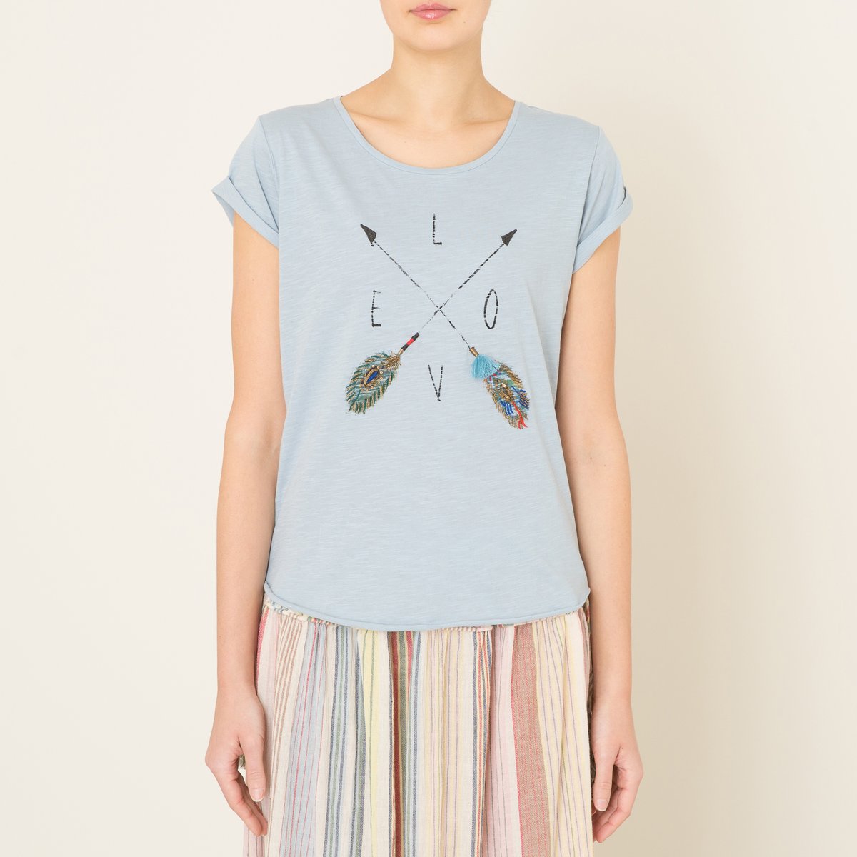 Футболка TOVA FEATHER Футболка TOVA FEATHERФутболка LEON AND HARPER - модель TOVA FEATHER из биохлопка фламме с рисунком бисером перья. Подвязка на круглом вырезе . Короткие рукава с отворотами. Вышитый бисером рисунок. Слегка закругленный низ с необработанными краями. Состав и описание Материал : 100% экологически чистый хлопокМарка : LEON AND HARPER<br><br>Цвет: небесно-голубой,темно-синий