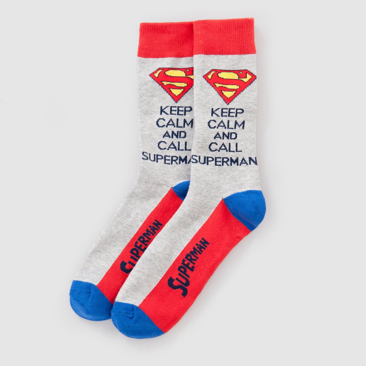 Носки SUPERMAN Носки SUPERMANСостав и детали:Материал: 75% хлопка, 20% полиамида, 5% эластана. Марка: SUPERMAN.Уход:Машинная стирка при 30°.<br><br>Цвет: серый/ красный<br>Размер: 43/45