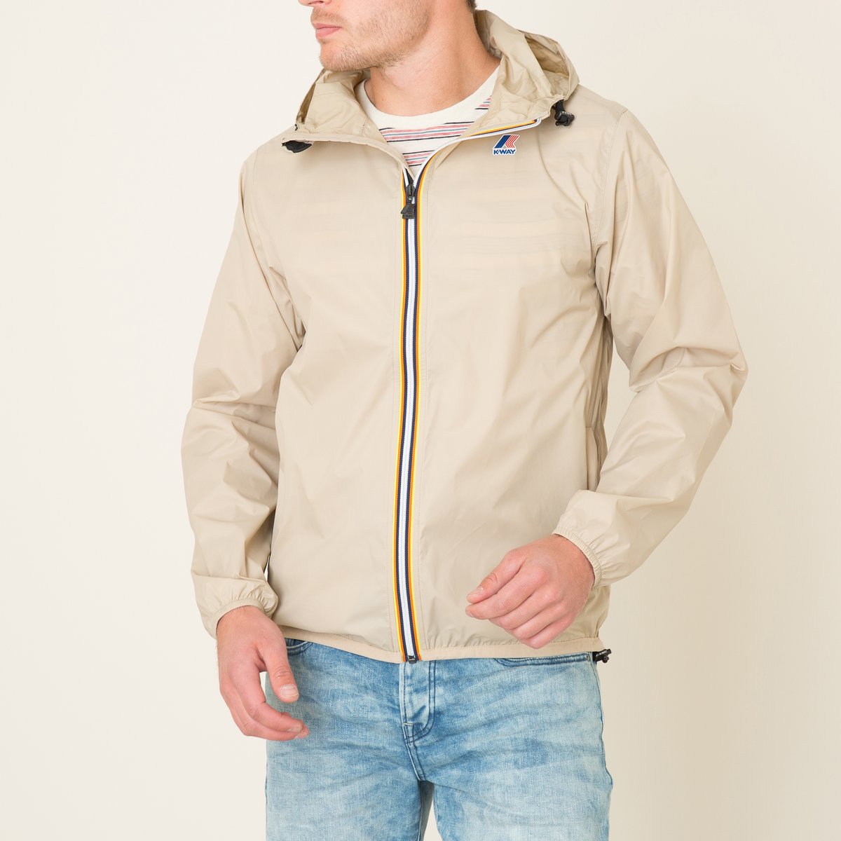 Ветровка LE VRAI CLAUDE 3.0 Ветровка LE VRAI CLAUDE 3.0Ветровка KWAY - модель LE VRAI CLAUDE 3.0 бежевая с капюшоном. Регулируемый капюшон с помощью резинок, ограничителей и люверсов. 2 кармана с застежкой на молнию. Застежка на молнию с окантовкой в полоску . Состав и описание Материал : 100% полиамид рипстоп Марка : KWAY<br><br>Цвет: песочный