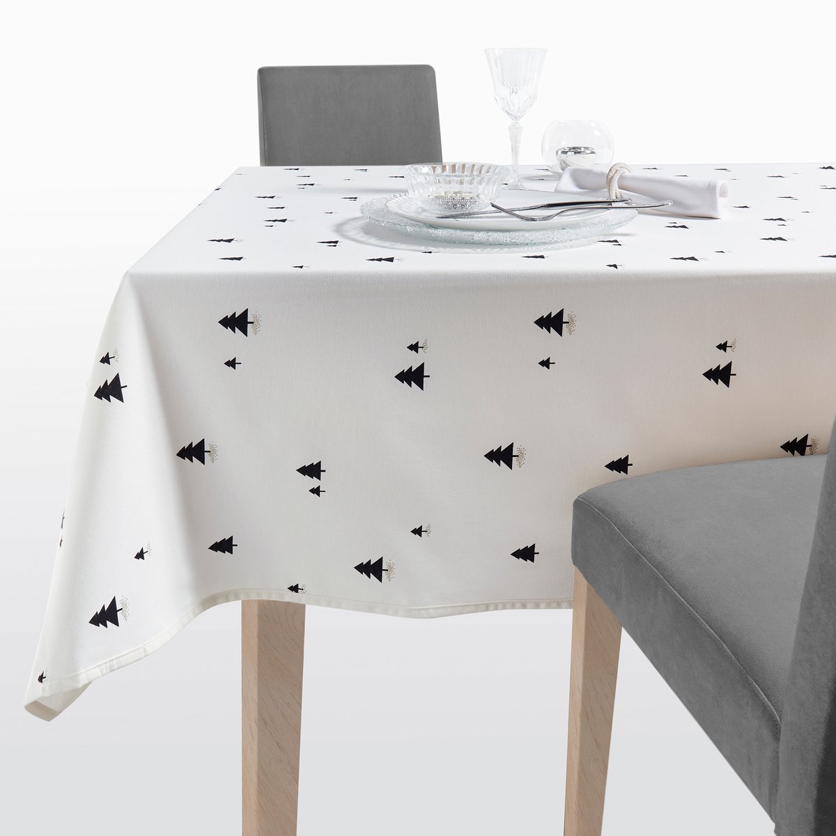 Скатерть NOEL SCANDINAVE. Скатерть NOEL SCANDINAVE.Скатерть NOEL SCANDINAVE. Красивая скатерть, идеально подходящая для празднования Нового года. Характеристики скатерти:Материал: 70% хлопка, 30% полиэстера. Черные ели на фоне цвета экрю. Уход: Машинная стирка при 40 °СОтделка в виде простых подшитых краев.Грязеотталкивающая обработкаРазмеры :140 x 140 см140 x 200 см140 x 250 см140 x 300 см<br><br>Цвет: белый/черный