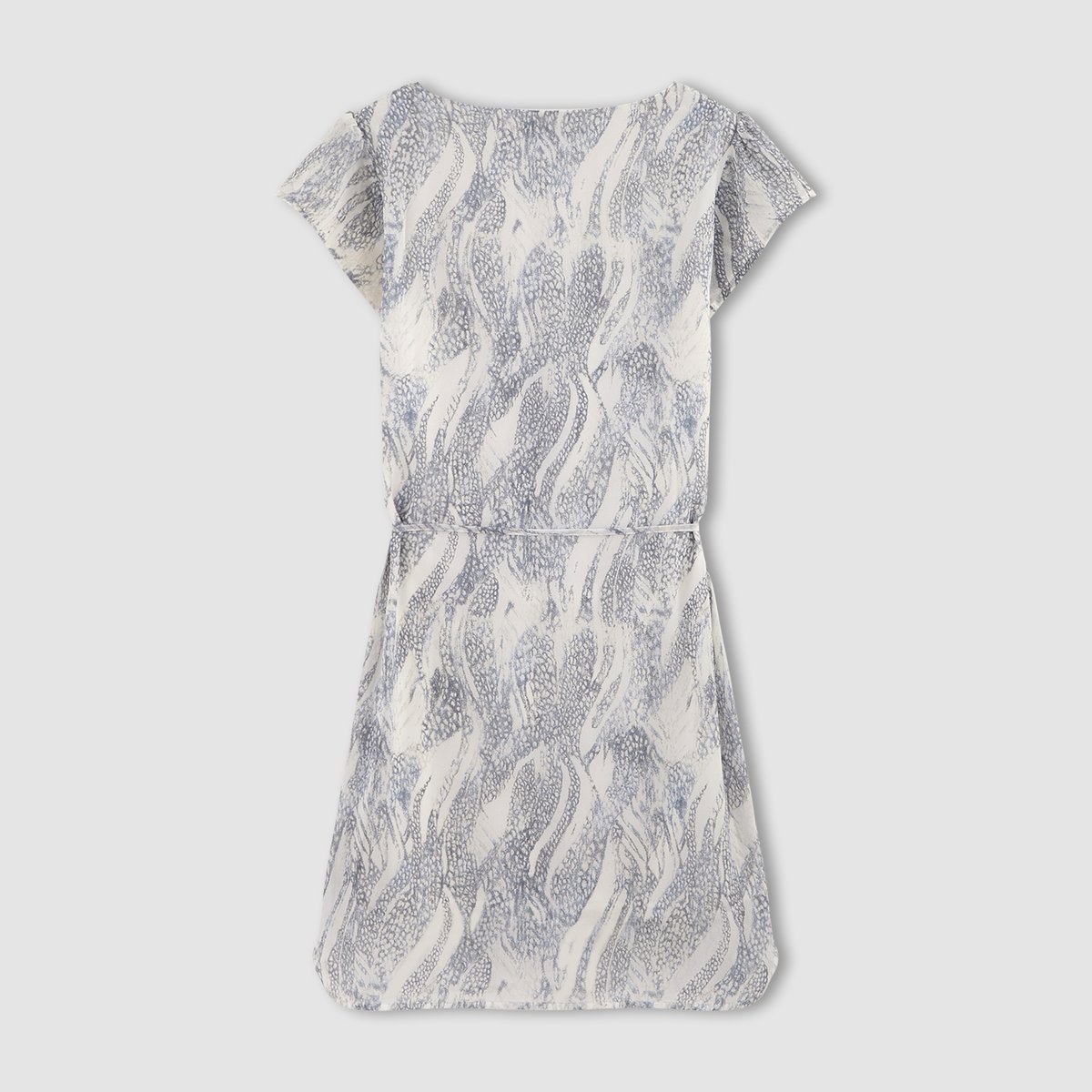 Платье с короткими рукавами VIREPTILE S/S DRESS Платье с короткими рукавами VIREPTILE S/S DRESSПлатье с короткими рукавами VIREPTILE S/S DRESS от VILA. Круглый вырез. Ткань с оригинальным рисунком. Завязки на талии. Закругленный низ по бокам.Состав и описаниеМатериал: 100% полиэстер.Марка: VILA.УходМашинная стирка при 30°C с вещами подобных цветов.Стирка и глажка с изнаночной стороны.<br><br>Цвет: синий<br>Размер: XS