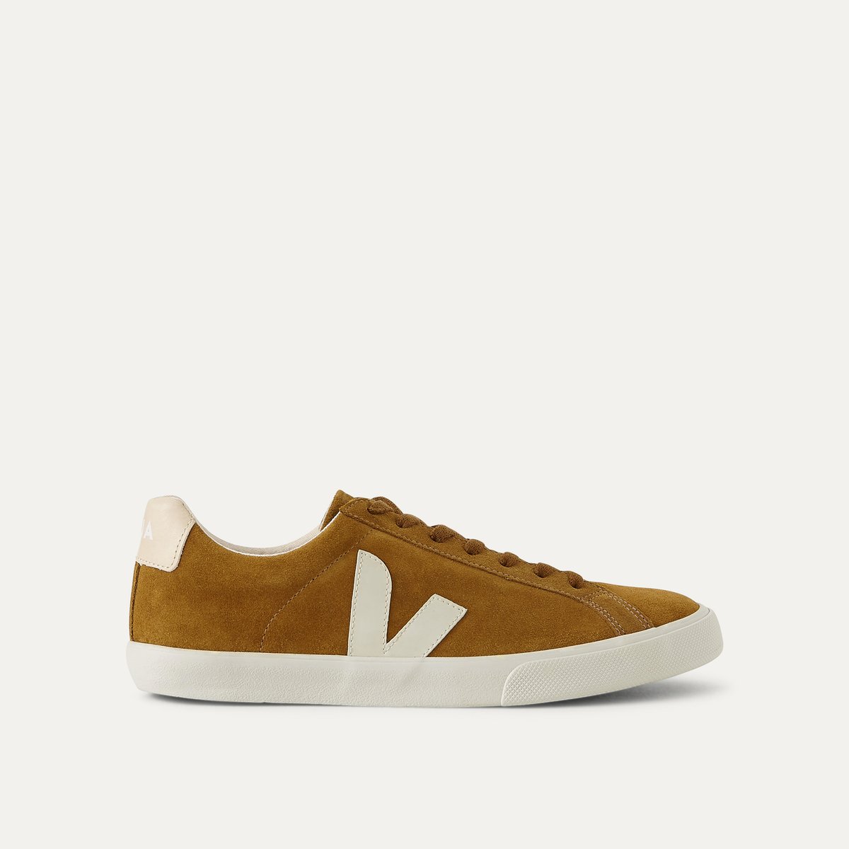 Кеды мужские ESPLAR LOW LOGO Кеды мужские ESPLAR LOW LOGOКеды низкие VEJA - модель ESPLAR LOW LOGO из замшевой кожи . Замшевая кожа с низким содержанием хрома . Плоские шнурки. Мягкий верх, логотип Veja на заднике на контрастной вставке из гладкой кожи . Съемная стелька. Состав и описание Верх : 100% замшевая кожа с низким содержанием кожи Подкладка : биохлопок из Бразилии Стелька : биохлопок из Бразилии Подошва : натуральный каучук с берегов Амазонии Марка : VEJA<br><br>Цвет: темно-бежевый