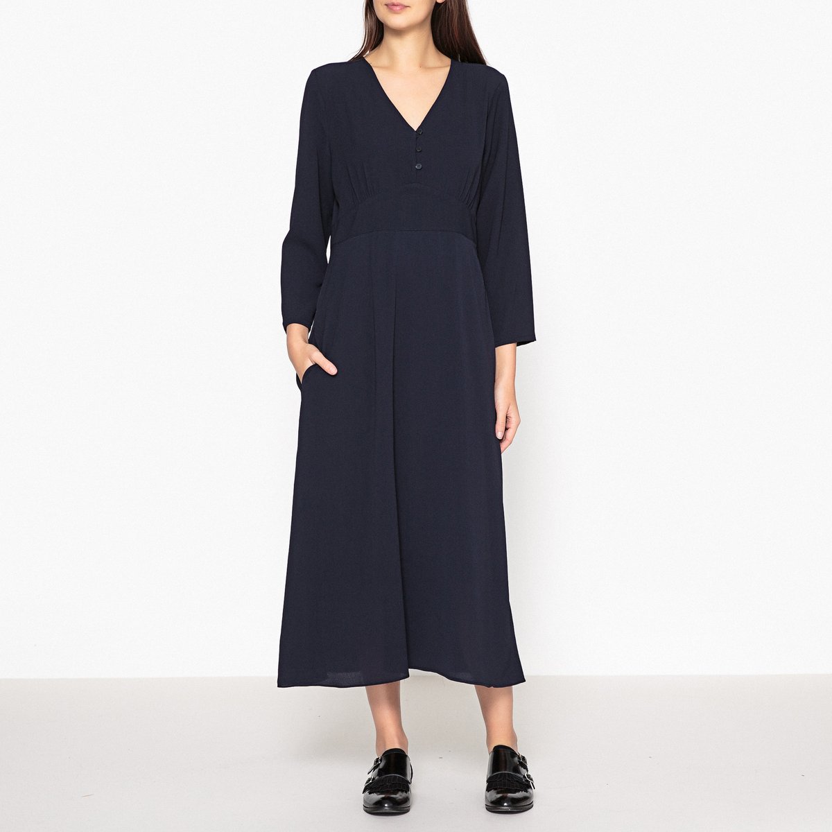 Платье однотонное SOLLY Платье однотонное SOLLYОписание:Однотонное платье LA BRAND BOUTIQUE COLLECTION - модель SOLLY, присборенный пояс, небольшая планка застежки на пуговицы и вставка.Детали • Длинное • Длинные рукава • V-образный вырез • Цветочный рисунокСостав и уход • 3% эластана, 97% полиэстера • Следуйте советам по уходу, указанным на этикетке • Прострочка на поясе со сборками • Небольшая планка застежки на пуговицы • Низ расширяющийся • Длина : ок.124 см. для размера S<br><br>Цвет: темно-синий