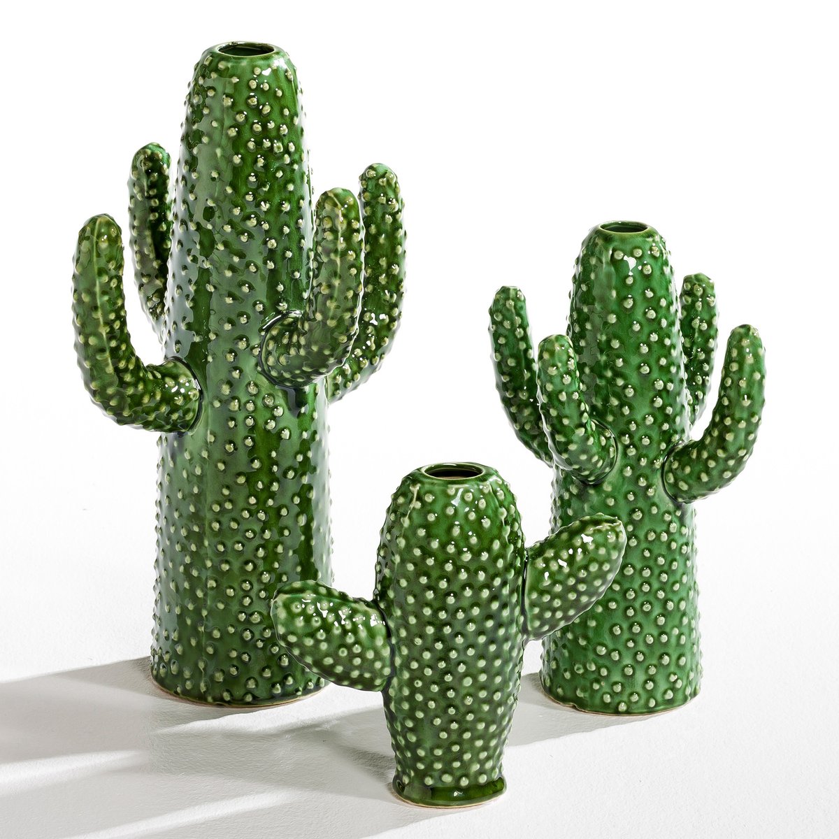 Ваза Cactus, высота 40 см, дизайн М.Михельссен для Serax Ваза Cactus, высота 40 см, дизайн М.Михельссен для SeraxВаза Cactus. Творение Мари Михельссен для Serax. Мари Михельссен - дизайнер. Она черпает вдохновение в повседневной жизни и в различных элементах, которые стимулируют ее дух. Ее ощущения претворяются в оригинальные предметы, такие как эта ваза в форме кактуса.Характеристики :- Ваза для одного цветка в форме кактуса с 4 ручками.- Из керамики, покрытой глазурью .Размеры :- Ш.24 x В.40 x Г.23 см.<br><br>Цвет: зеленый
