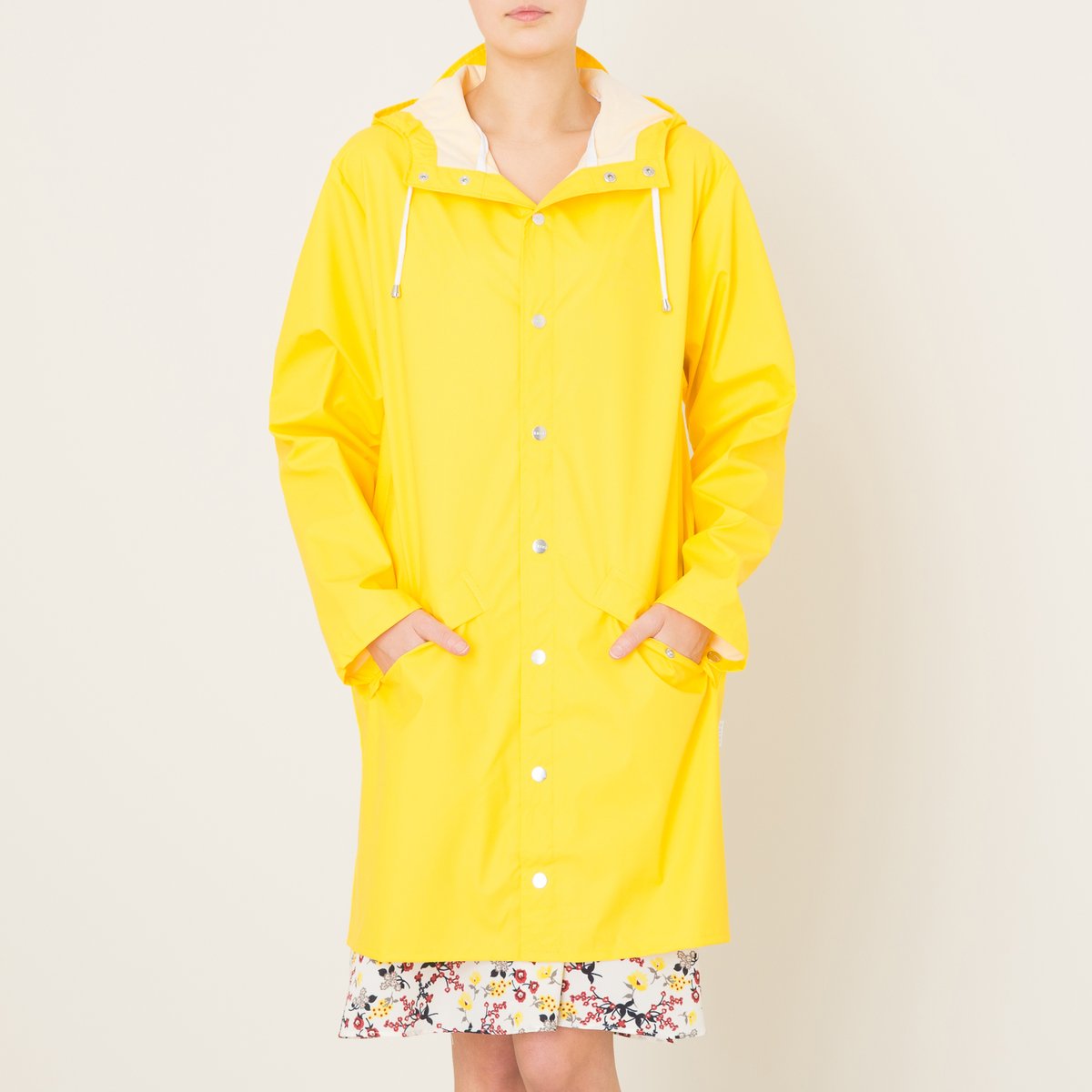 Жакет LONG JACKET yellow Жакет LONG JACKET yellowЖакет длинный RAINS - модель LONG JACKET желтого цвета из ткани с водонепроницаемой пропиткой, с капюшоном .Регулируемый с помощью шнурка ми люверсов капюшон . Застежка на кнопки. 2 кармана на кнопках с клапанами . Более длинная спинка с кичкой . Состав и описание Материал : 50% полиуретана, 50% полиэтилена Марка : RAINS<br><br>Цвет: желтый