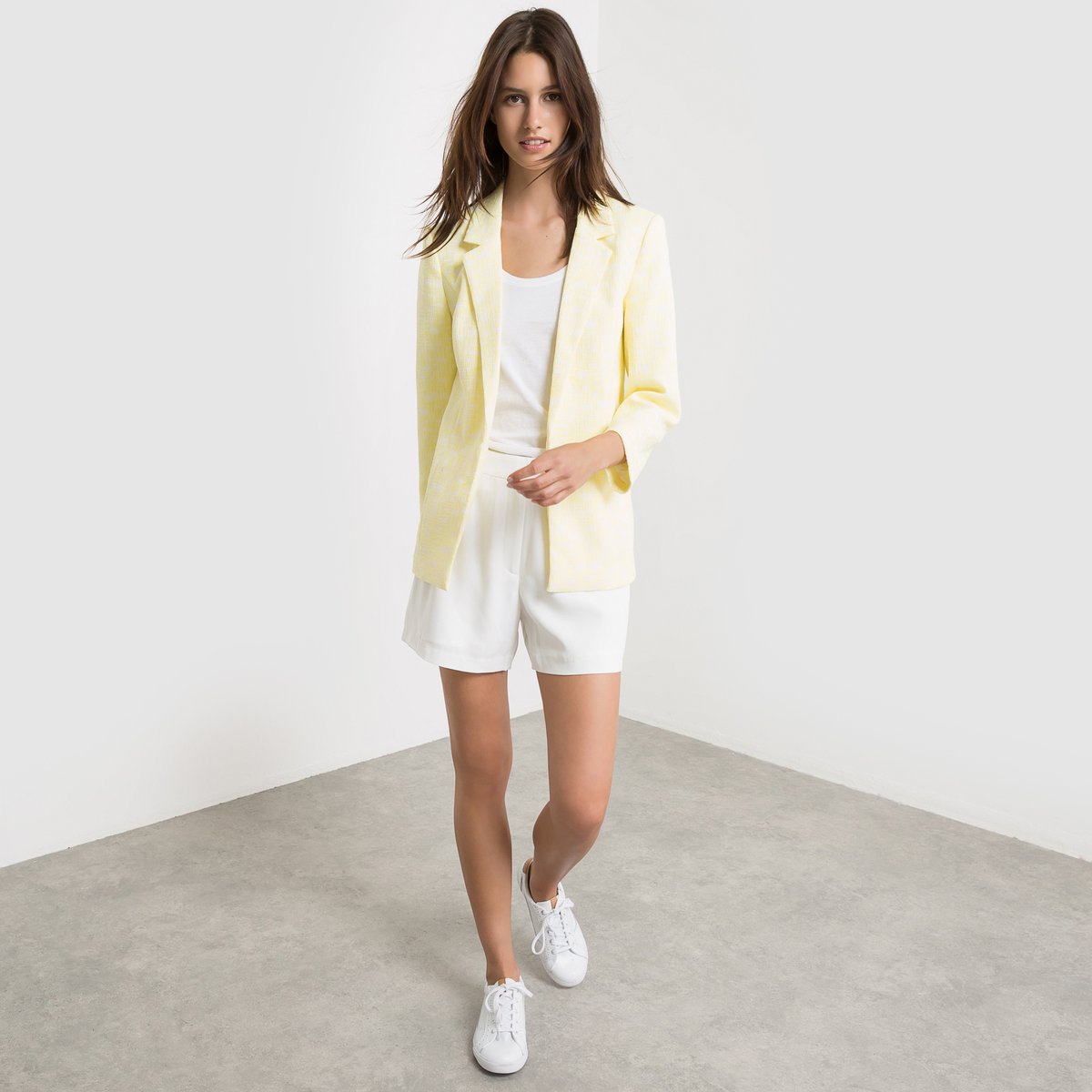 Жакет элегантный Vitry Spin Blazer Жакет элегантный Vitry Spin BlazerЖакет Vitry Spin Blazer. Элегантный жакет, из текстурной жаккардовой ткани желтого и белого цветов. Рукава 3/4. Воротник с отворотами, без застежки на пуговицы. Слегка приталенный покрой, широкий низ.Состав и описаниеМарка : VILAМодель : Vitry Spin BlazerМатериалы : 71% полиэстера, 26% хлопка, 3% эластана<br><br>Цвет: желтый<br>Размер: XS