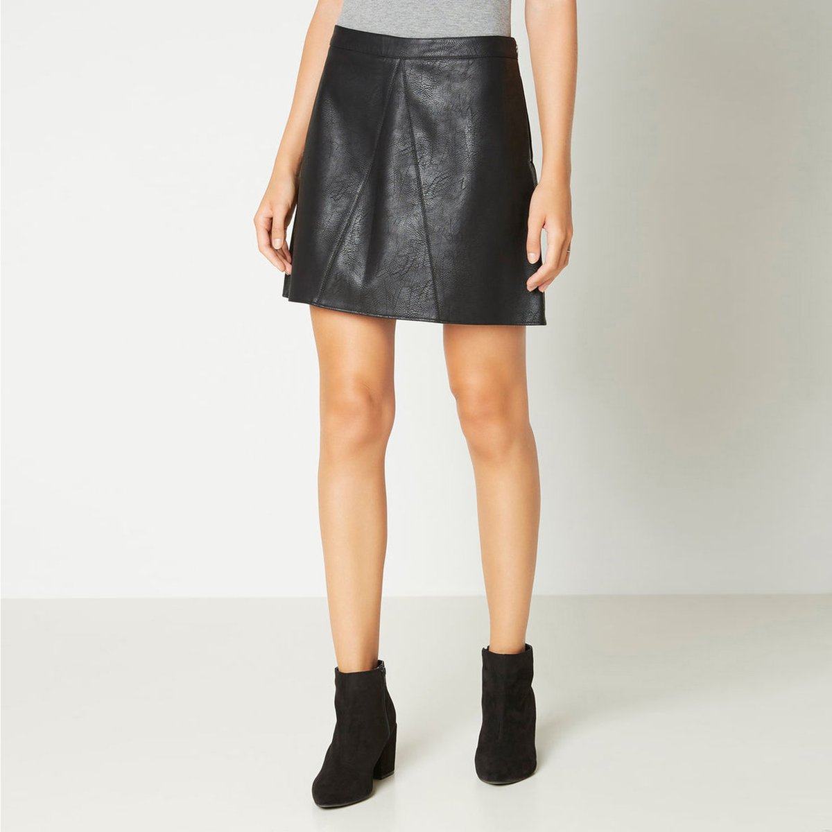 Юбка Ivy Юбка IvyСостав и описаниеМатериал : 100% полиэстерМарка : Vero ModaМодель : Ivy Short SkirtУходСледуйте рекомендациям по уходу, указанным на этикетке изделия<br><br>Цвет: черный<br>Размер: 36 (FR) - 42 (RUS)