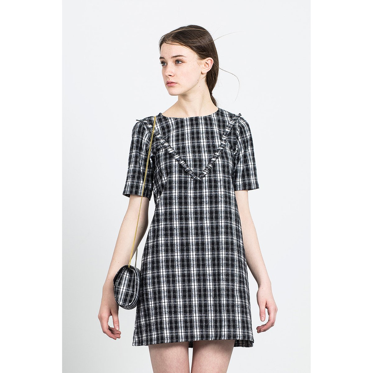 Платье короткое BINGO DRESS Платье короткое BINGO DRESSСостав и описаниеМатериал: 100% хлопок.Марка: COMPANIA FANTASTICA.УходСтирка при 30°С с вещами подобных цветов.Стирать и гладить с изнанки.<br><br>Цвет: черный/ белый<br>Размер: L