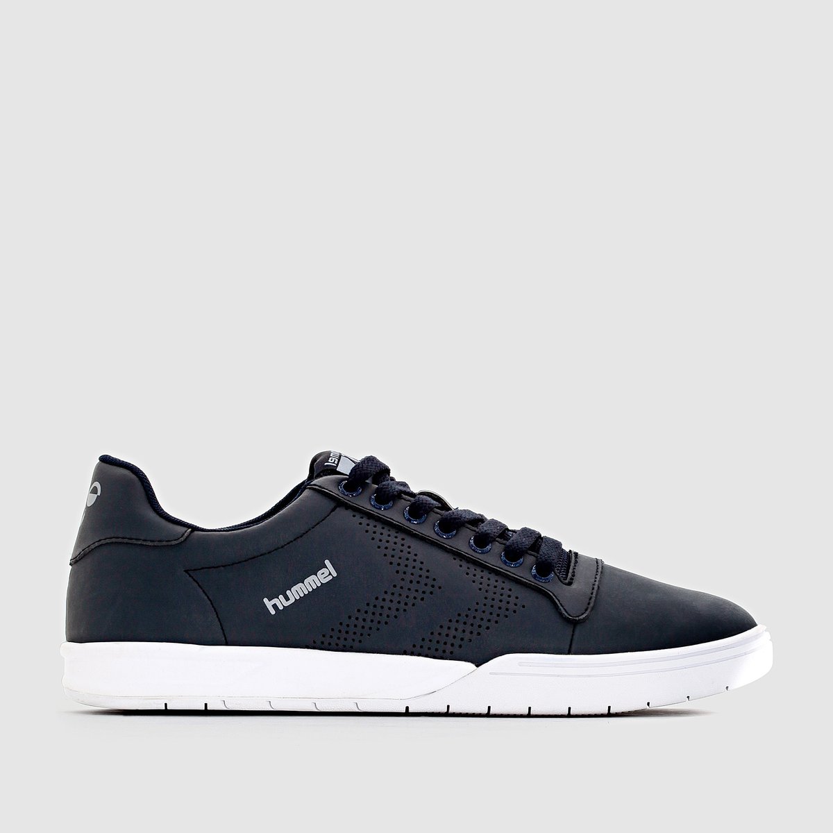 Кеды HUMMEL HML STADIL LO Кеды HUMMEL HML STADIL LOКеды на шнуровке, HML STADIL LO от HUMMEL. Верх : яловичная кожа и сетчатый материалПодкладка : синтетика. Стелька : синтетика.Подошва : каучук.Застежка : на шнуровке Красивая модель, изящная и спортивная, из меланжа великолепной кожи, украшенной перфорацией и шевронами, отличительным знаком Hummel : новинка от Hummel отлично дополнит как утончённый образ, так и образ в стиле casual !<br><br>Цвет: серый<br>Размер: 41