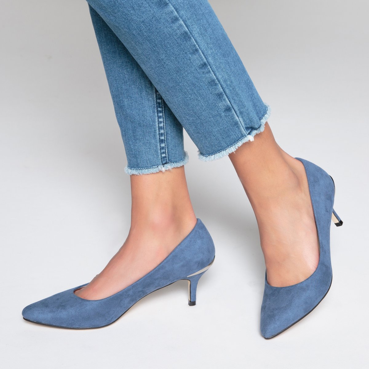 Туфли на каблуке kitten heel Туфли на каблуке kitten heelОписание:Детали • Каблук-шпилька • Высота каблука : 4 см • Застежка : без застежки • Заостренный мысок • Велюровая отделка, нубукСостав и уход • Верх 100% синтетический материал • Подкладка 100% текстиль • Стелька 100% кожа • Подошва 100% эластомер<br><br>Цвет: синий,черный<br>Размер: 38.37.36.35.36.38