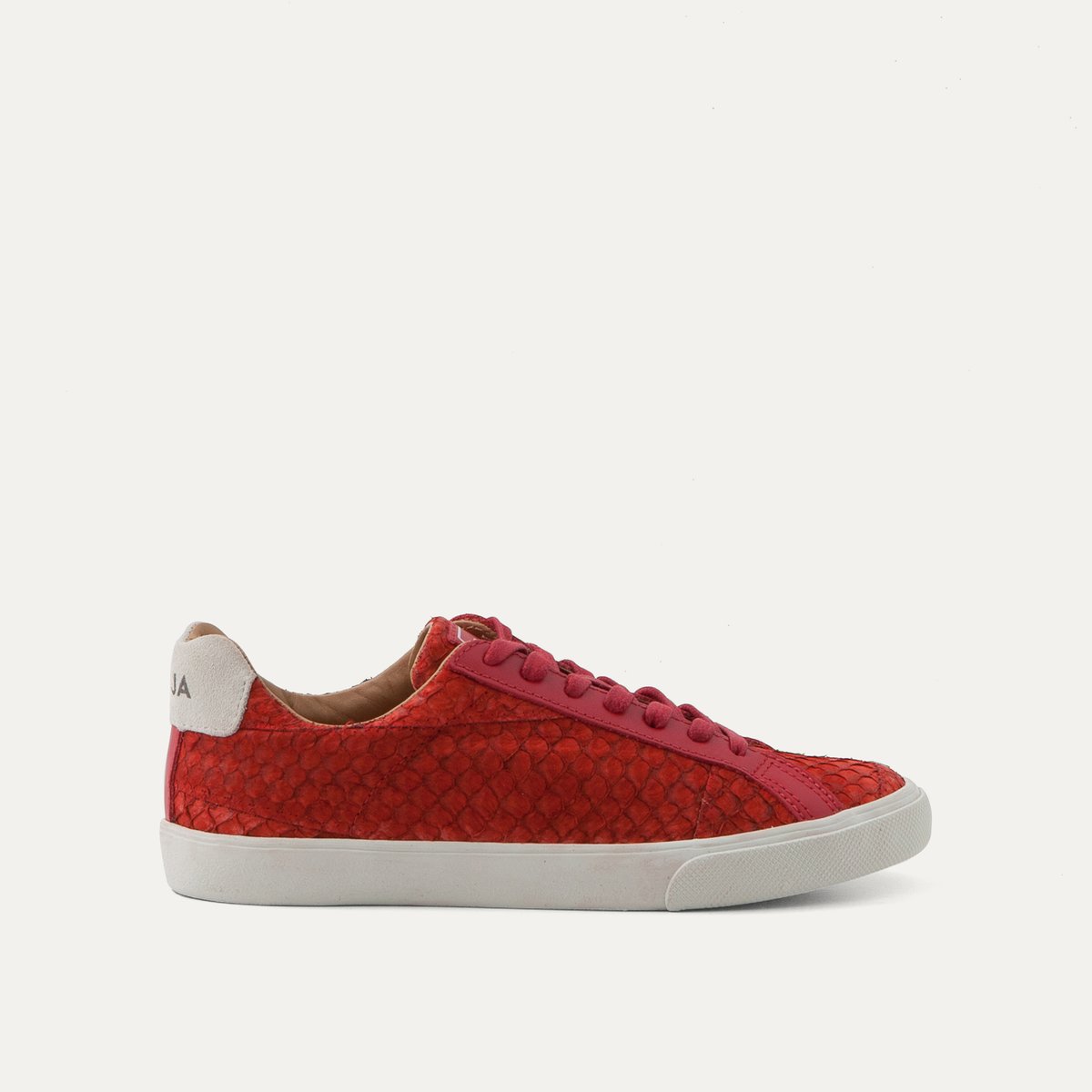 Кеды КедыЖенские низкие кеды из кожи от VEJA - модель Esplar low tilapia. Окрашенная кожа тилапии с имитацией чешуи. Мягкая прокладка вокруг щиколотки, вставка на пятке с логотипом Veja. Застежка на плоские шнурки с люверсами. Съемная стелька. Подошва контрастного цвета.Состав и описание Верх: 100% яловичной кожи Подкладка: текстиль из бразильского биохлопка Стелька: кожа Подошва: натуральный амазонский каучук Марка: VEJA<br><br>Цвет: красный
