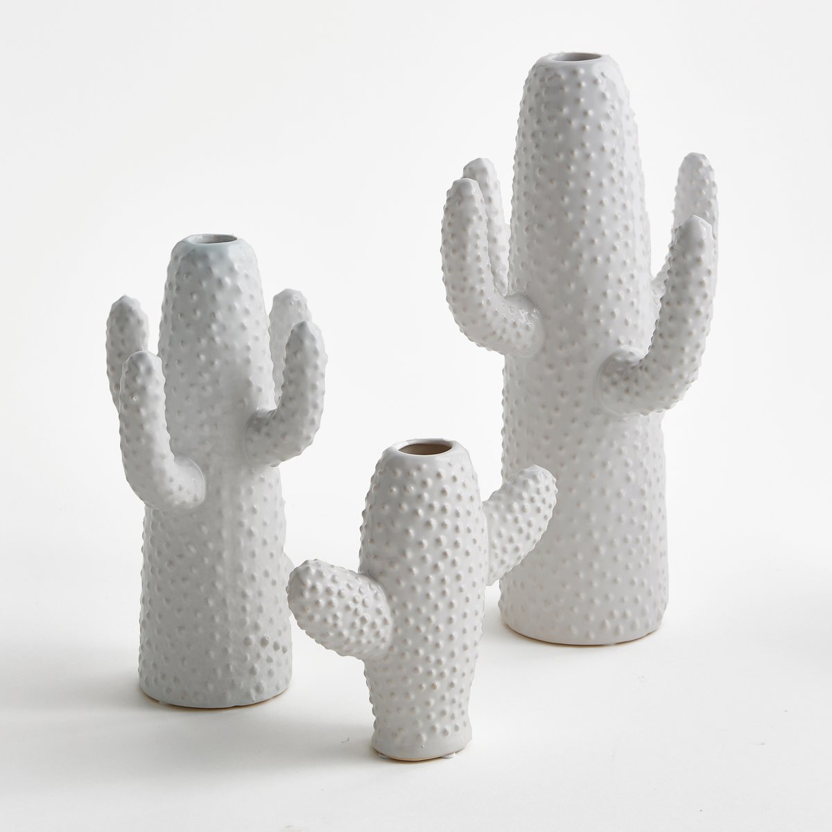 Ваза Cactus, высота 29 см, дизайн М. Михельссен для Serax Ваза Cactus, высота 29 см, дизайн М. Михельссен для SeraxВаза Cactus. Ваза для одного цветка из керамики, красиво смотрится с цветком и как отдельный предмет декора. Мари Михельссен - дизайнер. Она черпает вдохновение в повседневной жизни и в различных элементах, которые стимулируют ее дух. Для Serax она создала эту вазу в форме кактуса. На сайте представлены 3 размера белого и зеленого цветов для придания пикантности Вашему декору. Характеристики : - Из керамики, покрытой глазурью Размеры : - Ш.19 x В.29 x Г.17 см.<br><br>Цвет: белый