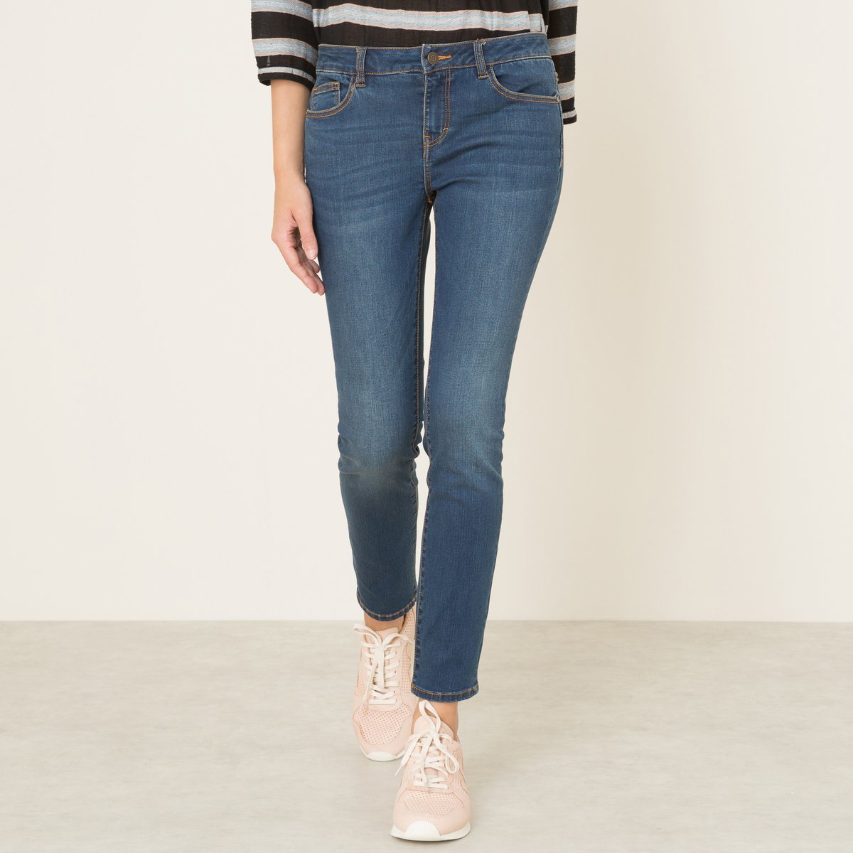 Джинсы-слим ELLA DENIM Джинсы-слим ELLA DENIMДжинсы LAB DIP, модель ELLA DENIM. Облегающий покрой. 5 карманов. Шлевки на поясе. Застёжка на молнию и пуговицу. Вышивка ‘L.A.B’ в тон на заднем правом кармане. Легкий линялый эффект. Состав и описание Материал : 92% хлопка, 7% T-400, 1% эластанаДлина по внутр.шву : ок. 71 см. (для размера 27) Ширина по низу : ок.13 см. Марка : LAB DIP<br><br>Цвет: светло-серый,синий деним,темно-серый,темно-синий<br>Размер: 31 (US) - 46/48 (RUS)