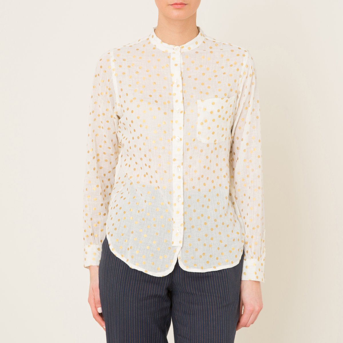 Рубашка CLARISSE TC03 DOTS Рубашка CLARISSE TC03 DOTSРубашка LEON AND HARPER - модель CLARISSE TC03 DOTS из хлопковой вуали с принтом в горошек и люрекса . Небольшой воротник-стойка. Нагрудный карман. Длинные рукава. Закругленный низ с более длинной спинкой .Состав и описание Материал : 100% хлопок Марка : LEON AND HARPER<br><br>Цвет: экрю<br>Размер: M