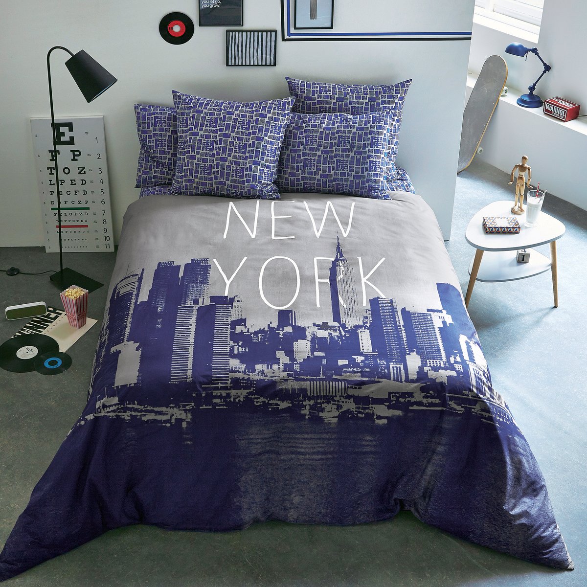 Пододеяльник с рисунком New York, Woox, 100% хлопка Пододеяльник с рисунком New York, Woox, 100% хлопкаПостельное белье Woox : Графичный современный принт New York City. Характеристики пододеяльникаДвухсторонний: лицевая сторона: принт New York City /оборотная сторона: рисунок по всей поверхности- Плотная ткань (57 нитей/cм?). Чем больше нитей/см?, тем выше качество материала.- 100% хлопка.- Прямой низ.- Машинная стирка при 60°.Сертификат Oeko-Tex® дает гарантию того, что товары изготовлены без применения химических средств и не представляют опасности для здоровья человека.Размеры: 140 x 200 см: 1-сп200 х 200 см: 1-2-сп. 240 х 220 см: ?2-сп. 260 х 240 см: ?2-сп.<br><br>Цвет: серый/синий/белый