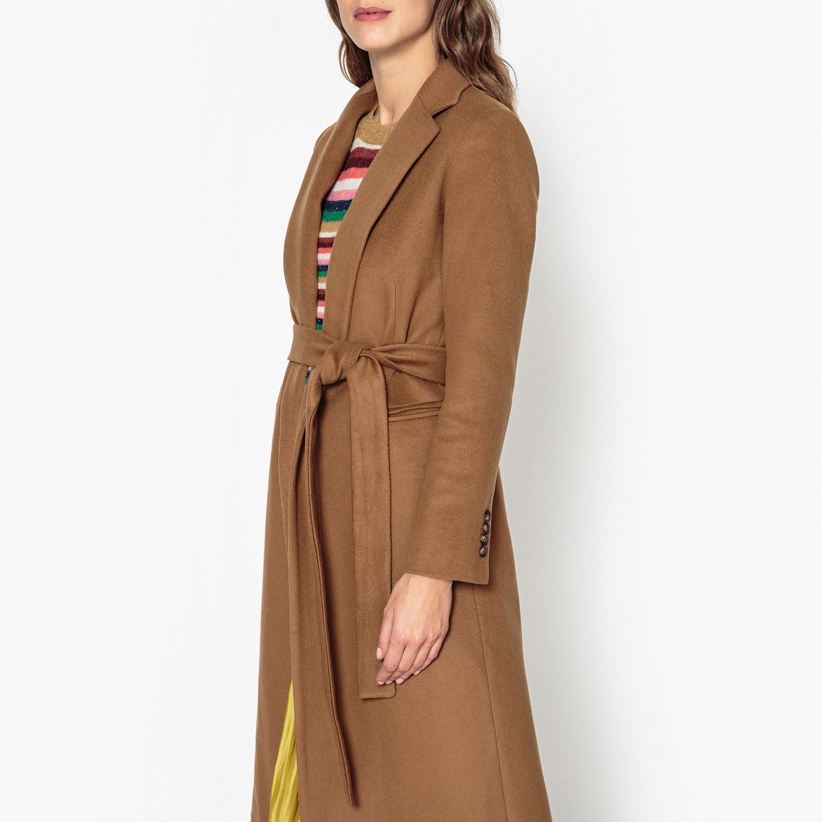 Пальто длинное PAVONE Пальто длинное PAVONEОписание:Пальто длинное LA BRAND BOUTIQUE COLLECTION - модель PAVONE с поясом на завязках на талии.Детали • Длина: удлиненная модель • V-образный вырез • Застежка на кнопкиСостав и уход • 70% шерсти, 10% кашемира, 20% полиамида • Следуйте советам по уходу, указанным на этикетке • 2 боковых кармана • Складки сзади • Манжеты на пуговицах • Рекомендуется заказывать на размер меньше Вашего обычного размера.<br><br>Цвет: темно-бежевый