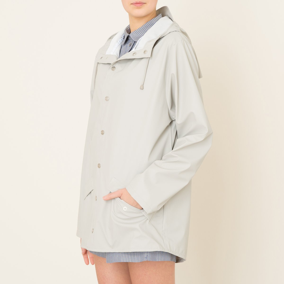Жакет короткий JACKET moon Жакет короткий JACKET moonЖакет короткий RAINS - модель JACKET цвет MOON из ткани с непромокаемой пропиткой и капюшоном . Капюшон на подкладке и завязках с люверсами. высокий воротник. Застежка на кнопки. 2 кармана с клапанами на кнопках . Шлица сзади. Состав и описание Материал : 50% полиуретана, 50% полиэтилена Марка : RAINS<br><br>Цвет: светло-серый