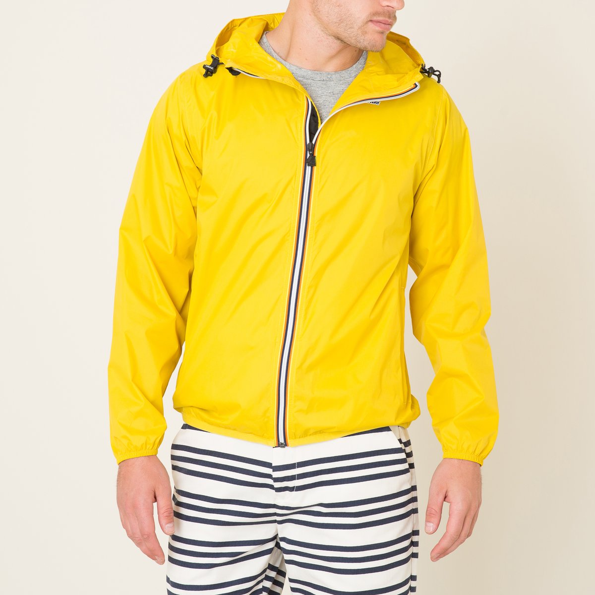 Ветровка LE VRAI CLAUDE 3.0 Ветровка LE VRAI CLAUDE 3.0Ветровка KWAY - модель LE VRAI CLAUDE 3.0 желтая с капюшоном . Регулируемый капюшон с помощью резинок, ограничителей и люверсов . 2 кармана с застежкой на молнию. Застежка на молнию с окантовкой в полоску . Состав и описание Материал : 100% полиамид рипстоп Марка : KWAY<br><br>Цвет: желтый