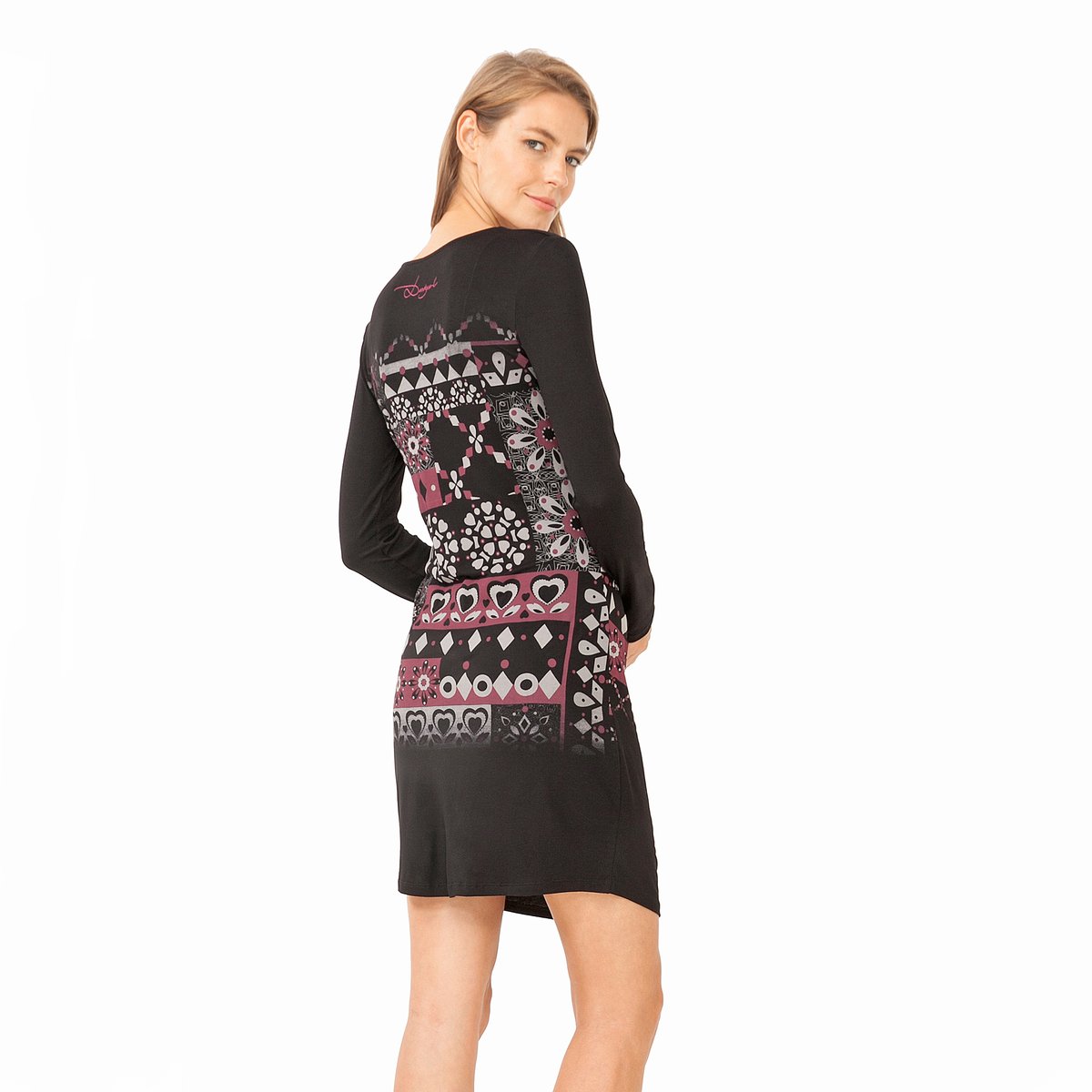 Платье с запахом Vest Azahara Платье с запахом Vest AzaharaПлатье струящееся Vest Azahara. Длинные рукава. V-образный вырез, покрой с запахом .Состав и описаниеМатериалы : 100% вискозаМарка : DesigualМодель : Vest AzaharaУходСледуйте инструкции по уходу на этикетке<br><br>Цвет: черный<br>Размер: XXL.XL.L