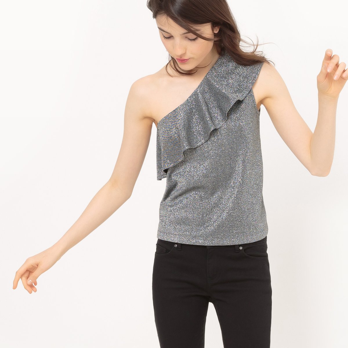 Футболка one shoulder Футболка one shoulderМатериал : 16% вискозы, 2% эластана, 20% металла, 62% полиэстера Длина рукава : без рукавов Форма воротника : без воротника Покрой футболки : любой Рисунок : однотонная модель Особенность материала : с металлическим блеском Особенность футболки : волан Стирка : машинная стирка при 30 °С Уход : сухая чистка и отбеливание запрещены Машинная сушка : запрещена Глажка : не гладить<br><br>Цвет: серебристый