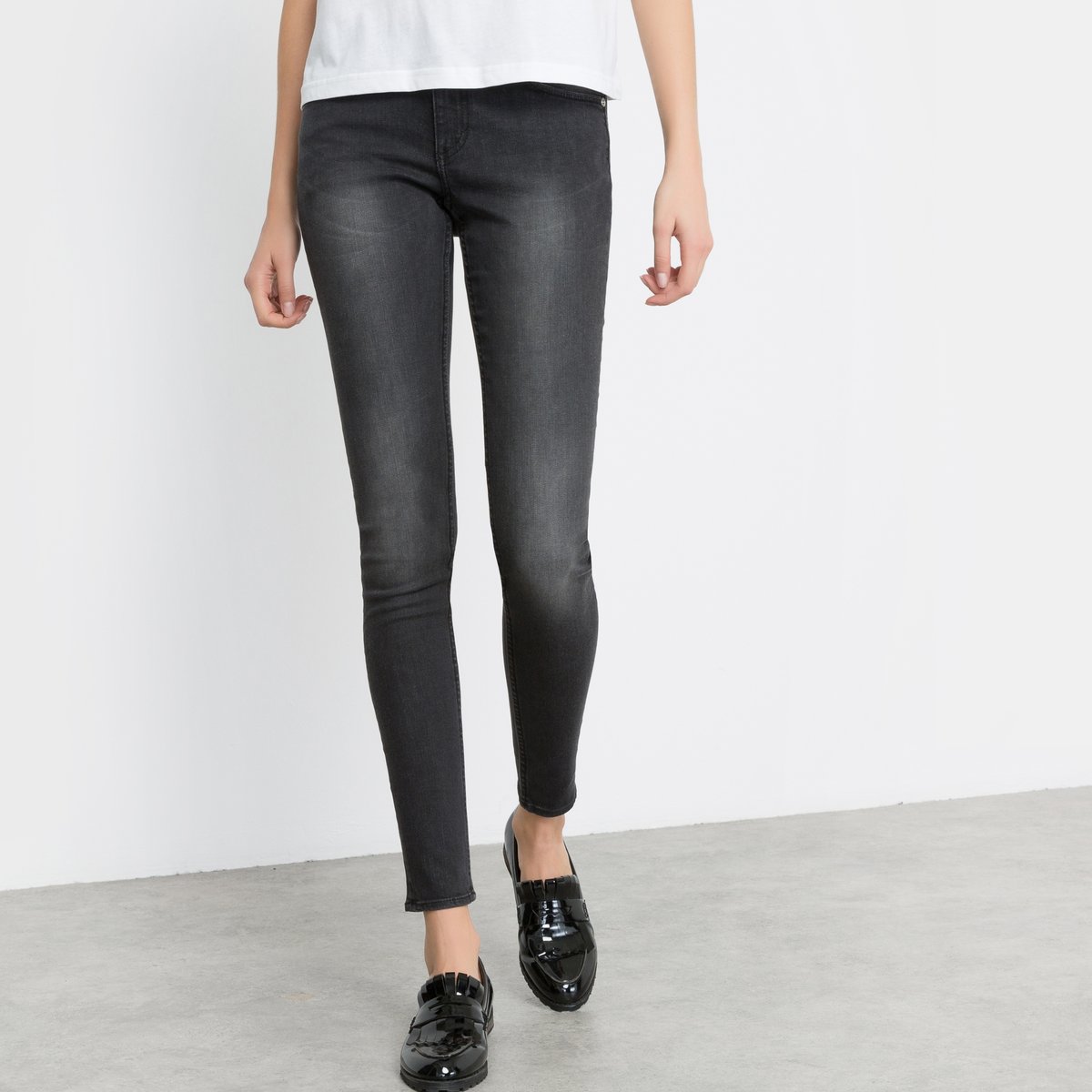 Джинсы скинни Mid Snap Hot Black Джинсы скинни Mid Snap Hot BlackСостав и описаниеМатериал : 92% хлопка, 7% полиэстера (T400), 1% лайкры Марка : Cheap MondayУходСледуйте инструкции по уходу на этикетке<br><br>Цвет: черный размытый