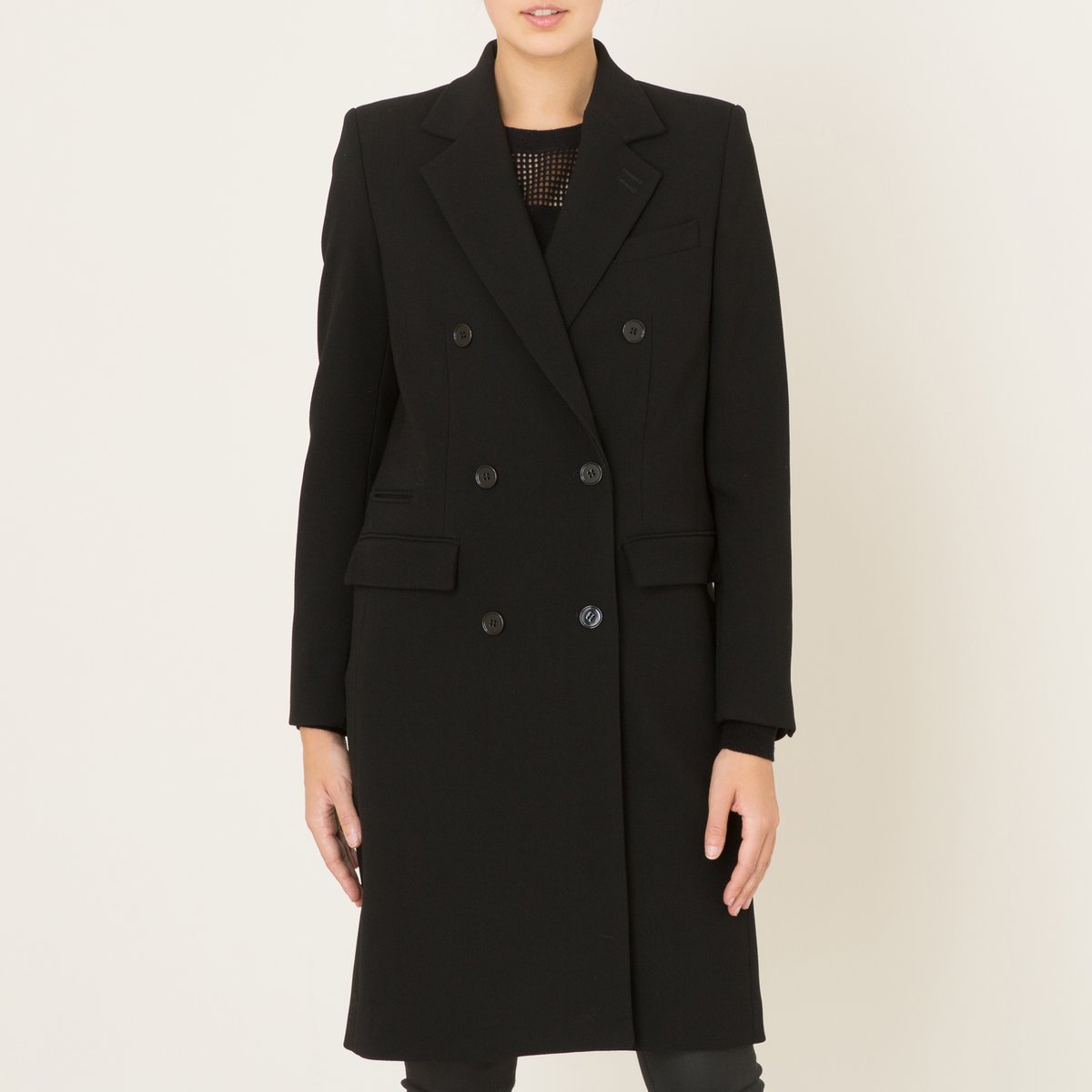 Пальто длинное Пальто длинноеДлинное пальто THE KOOPLES - модель 1303, из струящегося крепа. Двубортная застежка на пуговицы. Костюмный зубчатый воротник. Длинные рукава, манжеты с 3 пуговицами. 2 кармана с клапаном и 1 прорезной карман спереди. Нагрудный карман. Шлица сзади. 1 внутренний карман. Состав и описание Материал : 67% полиэстера, 29% вискозы, 4% эластана Подкладка 70% ацетата, 30% полиэстера Подкладка рукавов 67% ацетата, 33% полиэстера Подкладка карманов 65% полиэстера, 35% хлопка Марка : THE KOOPLES<br><br>Цвет: черный