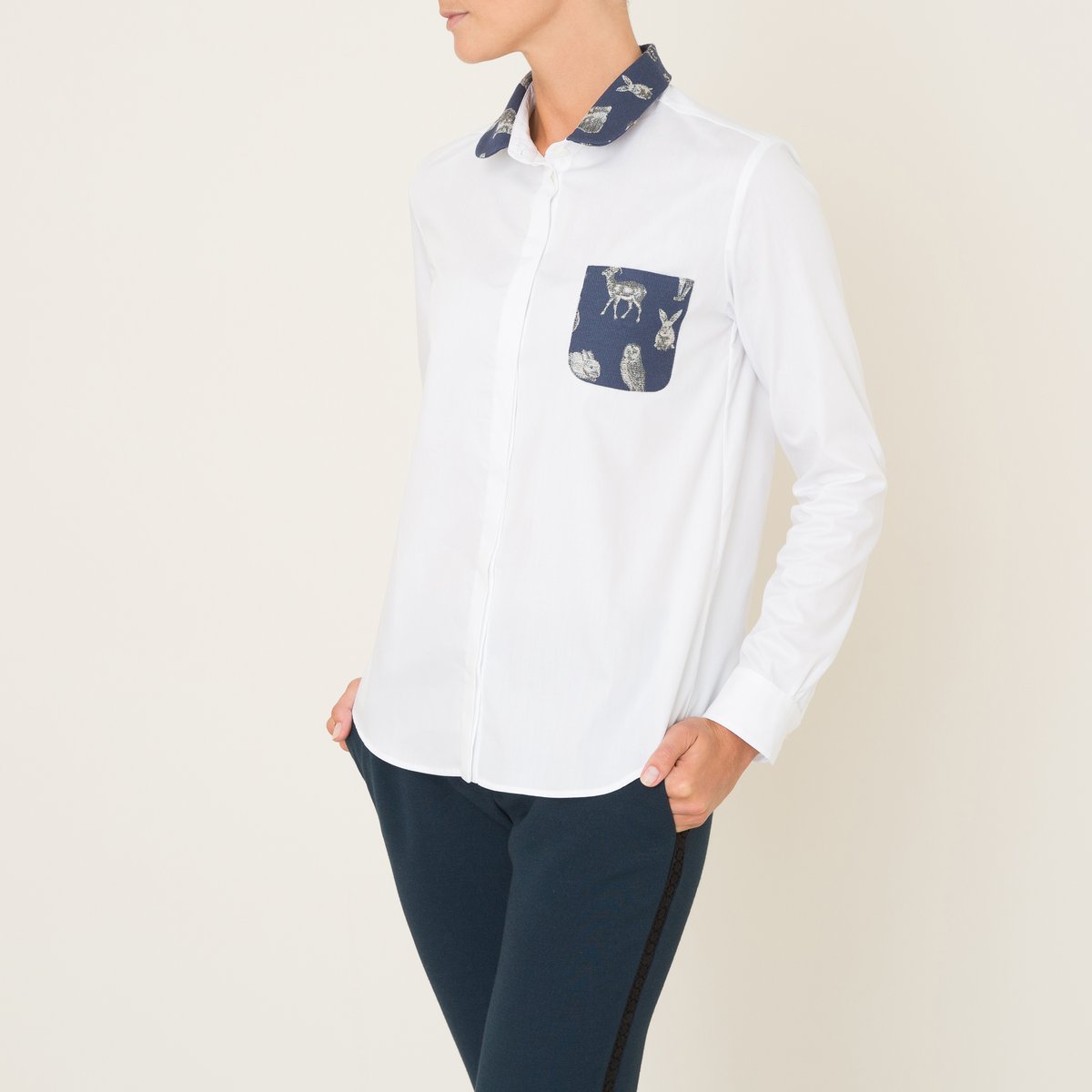 Рубашка BAMBINO EXCLUSIVITE BRAND BOUTIQUE Рубашка BAMBINO EXCLUSIVITE BRAND BOUTIQUEРубашка PAUL AND JOE SISTER, модель BAMBINO . Закругленный вырез . Длинные рукава с застежкой на пуговицы. Незаметная планка на пуговицах. Накладной нагрудный карман . Материал с контрастным рисунком ‘Животные’ на воротнике и кармане . Закругленный низ по бокам.Состав и описание Материал : 100% хлопка.Воротник и карман : 66% хлопка, 34% полиэстера Марка : PAUL AND JOE SISTER<br><br>Цвет: белый<br>Размер: размерXL.L.M.S