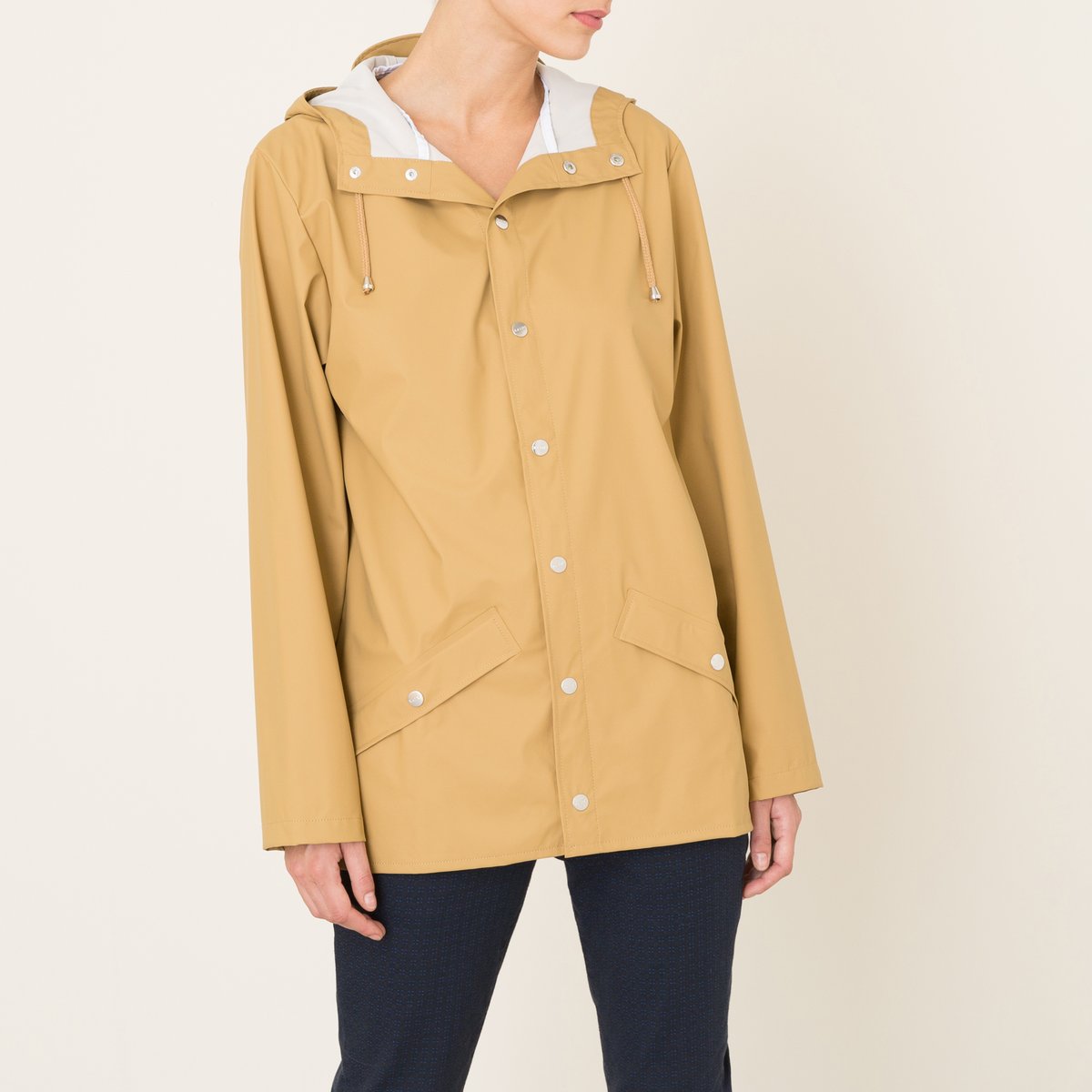 Жакет непромокаемый Жакет непромокаемыйЖакет короткий микст RAINS - модель JACKET 1201 KHAKI из непромокаемой и водоотталкивающей ткани. Высокий воротник. Капюшон регулируется шнурком с люверсами . Застежка на кнопки. 2 кармана на кнопках с клапанами . Вентиляционные отверстия подмышками . Заостренная спинка .Состав и описание : Материал : 50% полиэстера, 50% полиуретана Марка : RAINS<br><br>Цвет: темно-бежевый<br>Размер: L/XL
