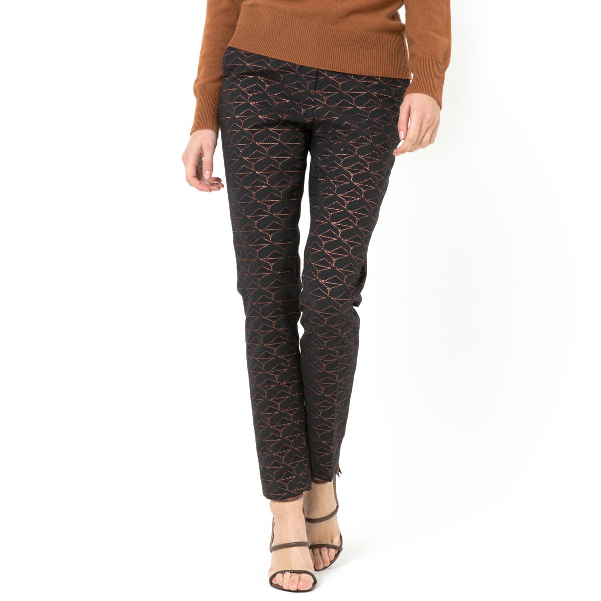 Брюки-дудочки Soft Grey Брюки-дудочки Soft GreyБрюки-дудочки : 60% хлопка, 30% полиэстера, 8% металлизированных волокон, 2% эластана. Прямой покрой. Застежка на молнию и крючок. 2 кармана спереди и 2 накладных кармана сзади. Длина по внутр.шву 70 см. Ширина по низу 16,5 см.<br><br>Цвет: черный<br>Размер: 34 (FR) - 40 (RUS).36 (FR) - 42 (RUS).38 (FR) - 44 (RUS).42 (FR) - 48 (RUS).46 (FR) - 52 (RUS)