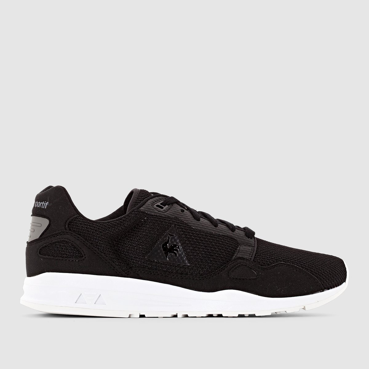Кеды низкие LE COQ SPORTIF LCS R900 Кеды низкие LE COQ SPORTIF LCS R900Созданные в духе легендарной модели LCS R1000, кеды LCS R900 стремительно стали одной из ведущих моделей из коллекции running. Комфорт в любой ситуации, легкость, толстая промежуточная стелька, резиновая подошва и система амортизации Dynactif... кеды LCS R900 выглядят роскошно и прекрасно будут смотреться на городских улицах!<br><br>Цвет: черный