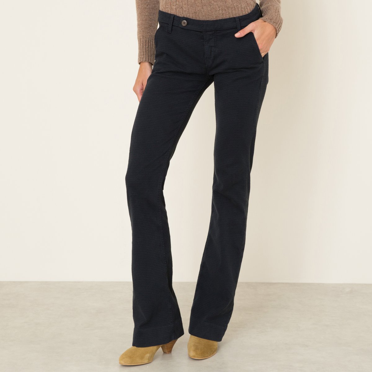 Брюки SIENNA RIGA CERCHIO Брюки SIENNA RIGA CERCHIOБрюки TRUE NYC, модель SIENNA RIGA CERCHIO. Расклешенный покрой (буткат). Застежка на молнию, пуговицу и крючок. 2 косых кармана. 2 прорезных кармана на пуговице сзади. Пояс со шлевками. Состав и описание Материал : 98% хлопка, 2% эластана Длина по внутр.шву : 86 см. (для размера 27) Ширина по низу : 23 см. Марка : TRUE NYC<br><br>Цвет: темно-синий