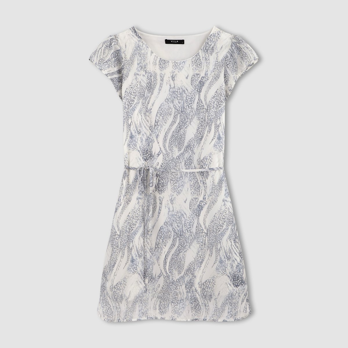 Платье с короткими рукавами VIREPTILE S/S DRESS Платье с короткими рукавами VIREPTILE S/S DRESSПлатье с короткими рукавами VIREPTILE S/S DRESS от VILA. Круглый вырез. Ткань с оригинальным рисунком. Завязки на талии. Закругленный низ по бокам.Состав и описаниеМатериал: 100% полиэстер.Марка: VILA.УходМашинная стирка при 30°C с вещами подобных цветов.Стирка и глажка с изнаночной стороны.<br><br>Цвет: синий<br>Размер: XS