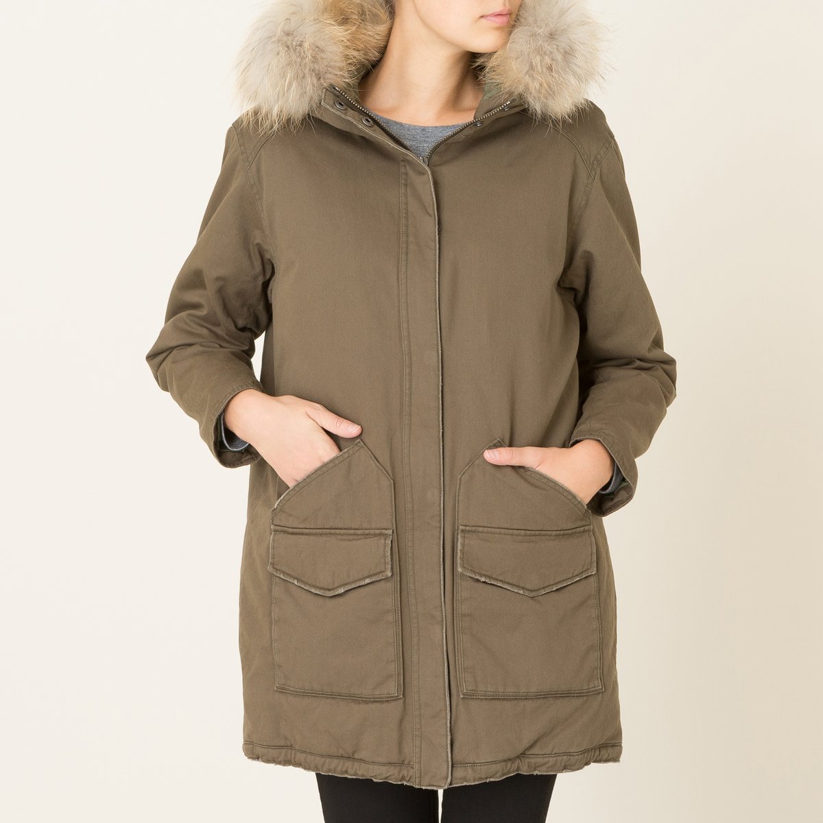Парка женская Парка женскаяПарка THE KOOPLES SPORT, с капюшоном с оторочкой мехом. Застежка на молнию и кнопки. 2 больших двойных кармана спереди с клапаном и отделкой бейкой. 1 внутренний прорезной карман. Кулиска по низу. Меховая оторочка вокруг капюшона.Состав и описаниеМатериал : 100% хлопокПодкладка: 100% хлопокПодкладка рукавов : 100% полиамид Наполнитель : 100% полиэстер Мех : 100% мех енота Марка : THE KOOPLES SPORT<br><br>Цвет: хаки