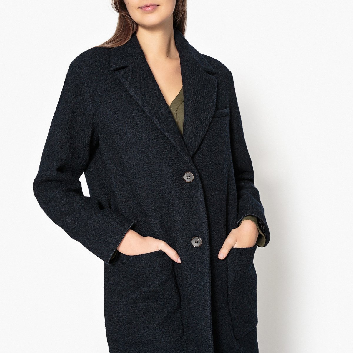 Пальто с застежкой на пуговицы COAT Пальто с застежкой на пуговицы COATОчень длинное пальто с застежкой на пуговицы POMANDERE - модель COAT с боковым карманами с клапанами и шлицей сзади.Детали • Длина : удлиненная модель • Воротник с лацканами • Застежка на пуговицыСостав и уход • 51% шерсти, 49% хлопка • Следуйте советам по уходу, указанным на этикетке<br><br>Цвет: темно-синий