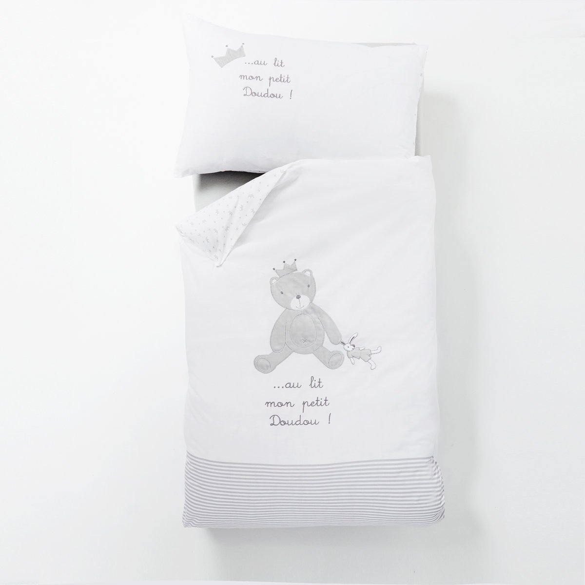 Комплект постельного белья Au lit mon petit doudou Комплект постельного белья Au lit mon petit doudouХарактеристики:100% хлопка, 57 нитей/см?. Клапан для заправки под матрас.Машинная стирка при 60°.Размеры комплекта:Размер пододеяльника: 80 x 120 см. Размер наволочки: 40 x 60 см. Весь комплект постельного белья вы можете найти на нашем сайте laredoute.ru. В целях безопасности не рекомендуется использовать одеяла и подушки для детей до 18 месяцев.<br><br>Цвет: белый/ серый<br>Размер: 80 x 120 см