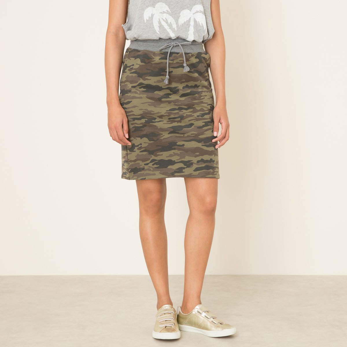 Юбка с камуфляжным принтом T PRINT SKIRT Юбка с камуфляжным принтом T PRINT SKIRTСостав и описание Материал : 75% хлопка, 25% полиэстера Длина : ок. 55 см (Размер S) Марка : SWEET PANTS<br><br>Цвет: камуфляж