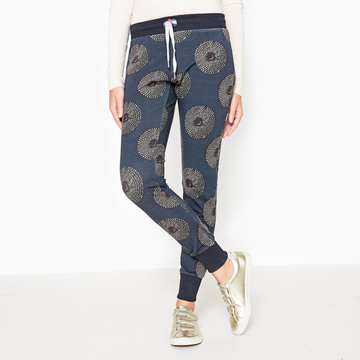 Брюки с рисунком HIGH PRINT KINSHASA Брюки с рисунком HIGH PRINT KINSHASAОписание:Брюки с рисунком SWEET PANTS - модель HIGH PRINT KINSHASA, присборенный низ брючин, широкий эластичный пояс на контрастных завязках.Детали • Узкие, форма дудочки • Высокий пояс • Рисунок-принт • Эластичный поясСостав и уход • 96% хлопка, 4% эластана • Следуйте советам по уходу, указанным на этикеткеПодходит для занятий спортом • Карман сзади<br><br>Цвет: рисунок темно-синий