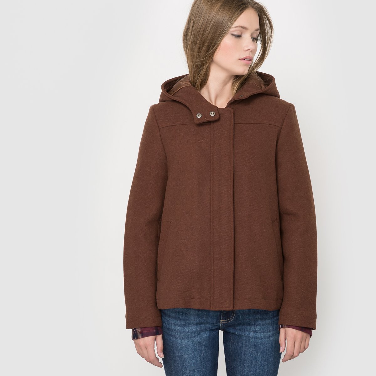 Пальто короткое, 50% шерсти Пальто короткое, 50% шерстиСостав и описание :Марка : R Essentiel.Длина : 64 смМатериал : Внешняя часть: 50% шерсти, 40% полиэстера, 5% акрила, 5% других волокон Подкладка 100% полиэстерУход :Не стирать.Сухая (химическая) чистка разрешена..<br><br>Цвет: каштановый