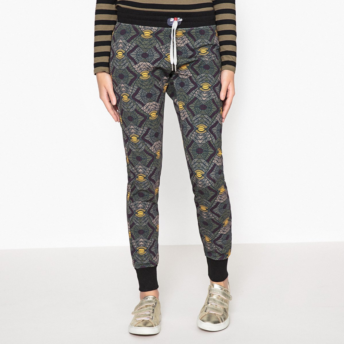 Брюки HIGH PRINT BAMAKO Брюки HIGH PRINT BAMAKOБрюки SWEET PANTS - модель HIGH PRINT BAMAKOДетали • Покрой слим, дудочки • Высокая талия • Рисунок-принт • Эластичный поясСостав и уход • 96% хлопка, 4% эластана • Следуйте советам по уходу, указанным на этикеткеПодходит для занятий спортом<br><br>Цвет: рисунок/хаки