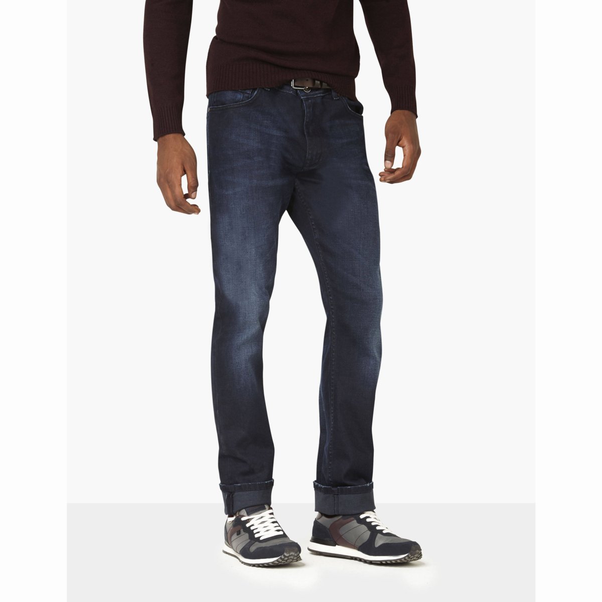 Джинсы CODY 15, прямой покрой Джинсы CODY 15, прямой покройДжинсы CODY 15 - CELIO. Прямой покрой. 2 кармана и 1 часовой кармашек спереди. 2 накладных кармана сзади. Шлевки для пояса. Застежка на молнию.Джинсы, 99% хлопка, 1% эластана.<br><br>Цвет: синий<br>Размер: 48 длина 32