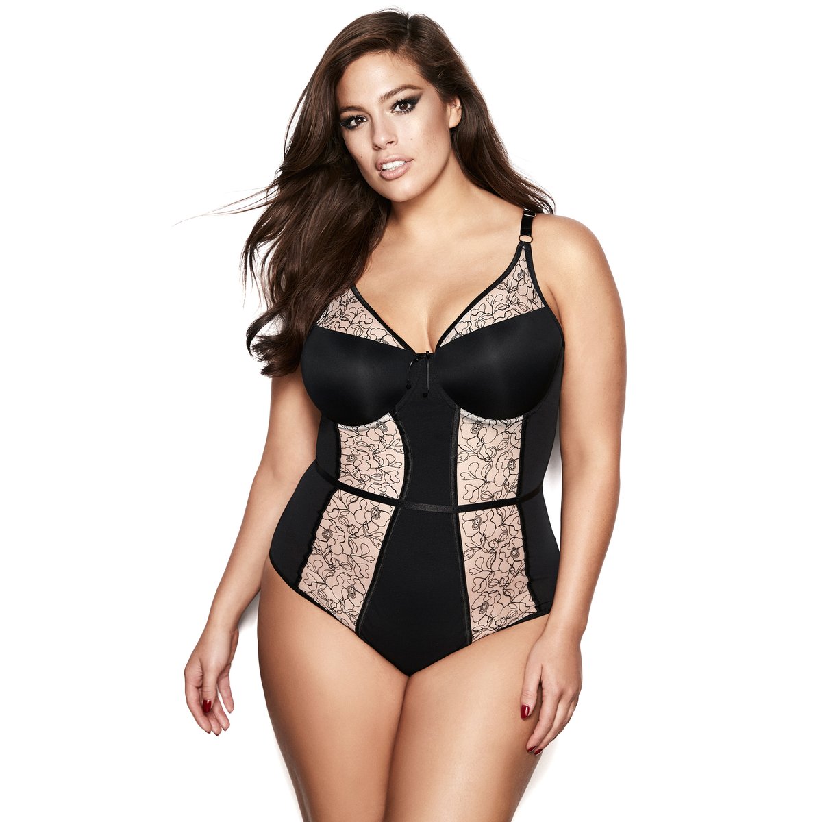 Боди БодиБоди ASHLEY GRAHAM. 85% нейлона, 15% эластана. Нижнее белье от Ashley Graham… Гламурное, изысканное и главное - созданное Ashley. Нижнее белье SIZE SEXY ! Тщательно разработанные модели, очаровательные детали, искусно расположенные швы, изысканные материалы... Невозможно устоять перед этим нижним бельем столь же красивым, как и комфортным, для самых красивых силуэтов. Бюстгальтер с половинчатыми чашечками и тонкими вшитыми вкладышами. Вставка из вышитого тюля. Поддерживающие ленты из тюля для великолепного силуэта и замечательной поддержки.<br><br>Цвет: черный/ слоновая кость<br>Размер: 54/56 (FR) - 60/62 (RUS)