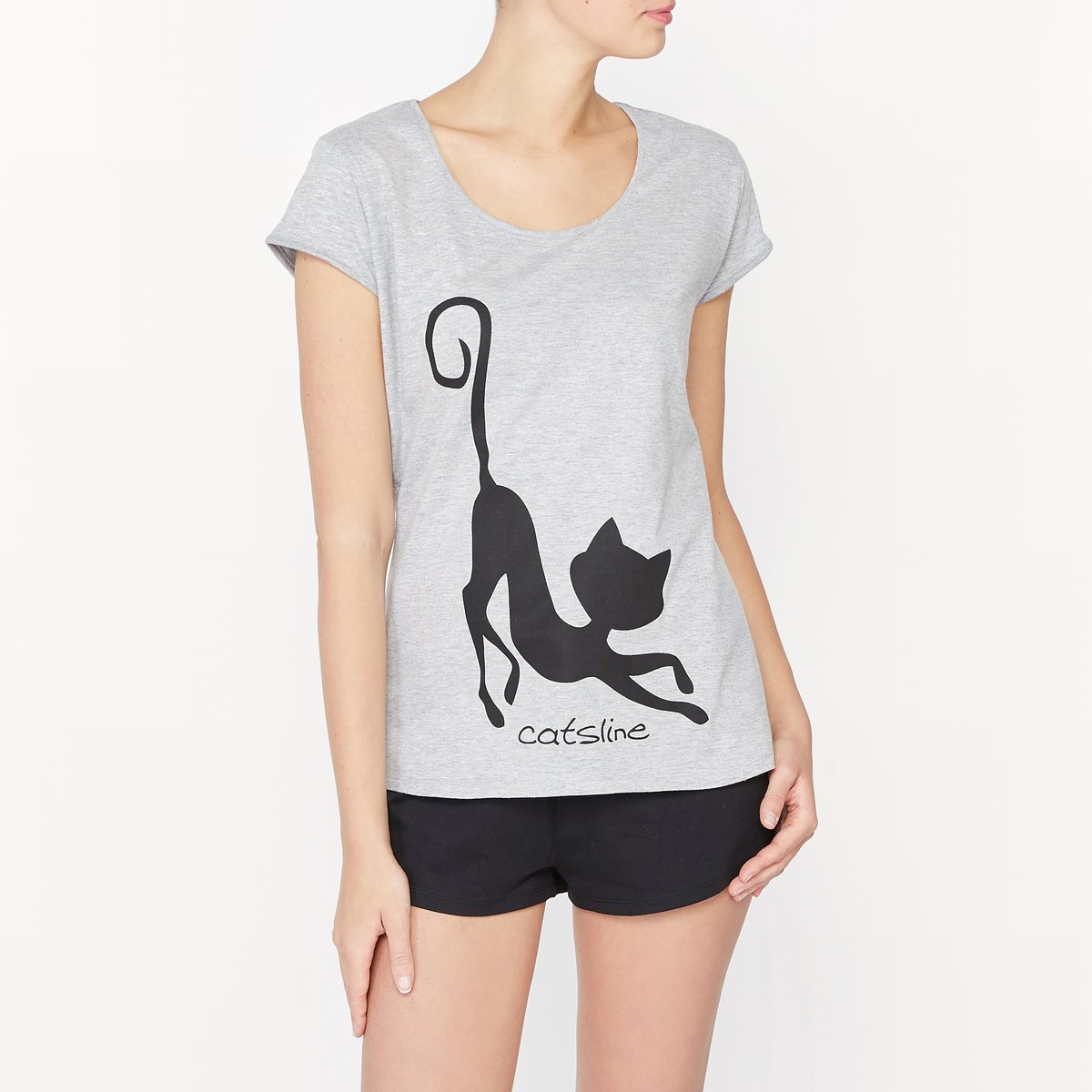Пижама с шортами Catsline Пижама с шортами CatslineПижама с шортами Catsline. Футболка с короткими рукавами. Закругленный вырез . Рисунок Калимеро спереди. Шорты с эластичным поясом с завязками на кулиске. Небольшие шлицы внизу по бокам. Состав и описаниеМатериалы : 93% хлопка, 7% полиэстера.Марка : CatslineУходМашинная стирка при 30 °C Стирать вместе с одеждой подобных цветовСухая (химическая) чистка запрещенаОтбеливание запрещеноМашинная сушка на умеренном режимеГладить при средней температуре.Рисунок не гладить<br><br>Цвет: серый<br>Размер: L.XL