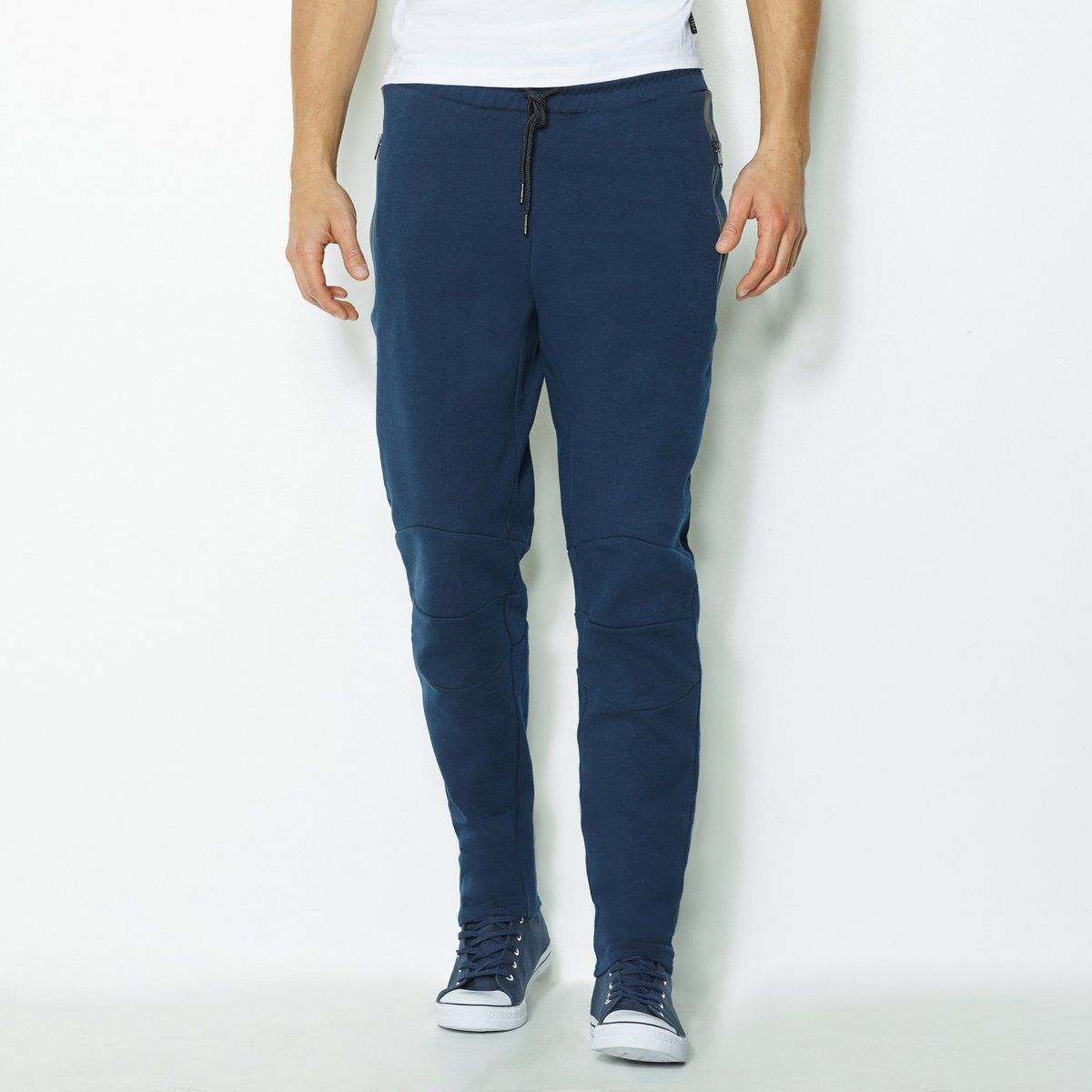 Брюки из мольтона Брюки из мольтонаБрюки JACK JONES из мольтона 85% полиэстера, 15% хлопка. Эластичный пояс с завязками. 2 кармана на молниях. Ширина по низу 15 см.<br><br>Цвет: серый меланж<br>Размер: L