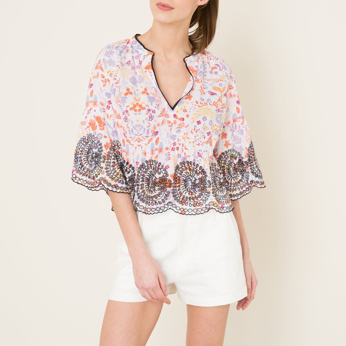 Топ SAMSA Топ SAMSAТоп ANTIK BATIK - модель SAMSA из струящейся вискозы с рисунком и вставками из английского кружева. Круглый вырез с разрезом с отделкой шнуром. Свободные рукава ? . Английское кружево с отделкой фестонами на манжетах и снизу. Подчеркнутая талия на резинке. Состав и описание Материал : 100% вискоза Марка : ANTIK BATIK<br><br>Цвет: набивной рисунок