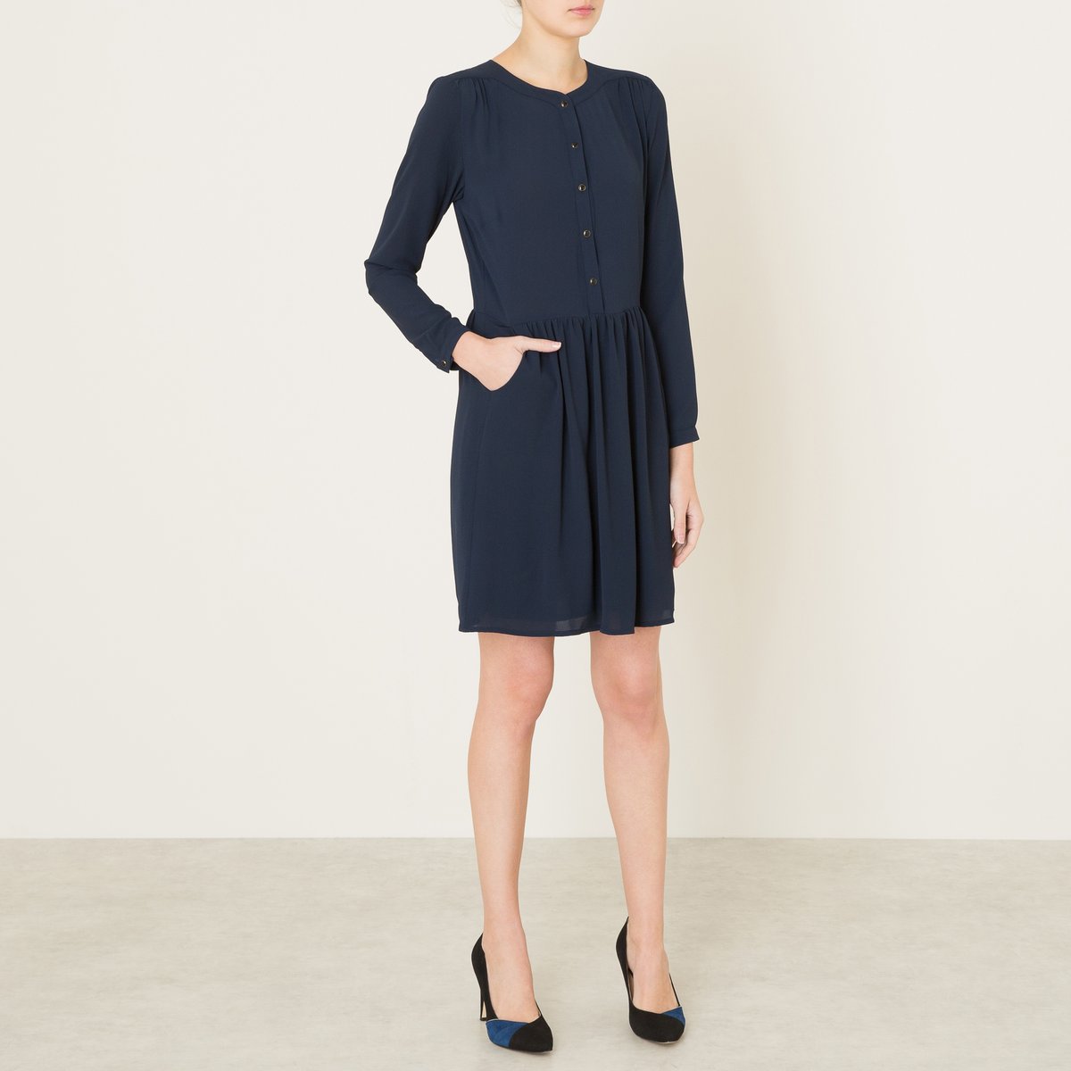 Платье FANNY CREPE Платье FANNY CREPEПлатье JOLIE JOLIE par PETITE MENDIGOTE, модель FANNY CREPE. Закругленный вырез. Длинные рукава с застежкой на пуговицы. Складки на плечах, на поясе и на вырезе сзади. Планка с пуговицами спереди. Подчеркнутая линия талии. 2 кармана по бокам. На подкладке. Состав и описание Материал : 100% полиэстер Длина : 95 см. (для размера S)Марка : JOLIE JOLIE par PETITE MENDIGOTE<br><br>Цвет: темно-синий