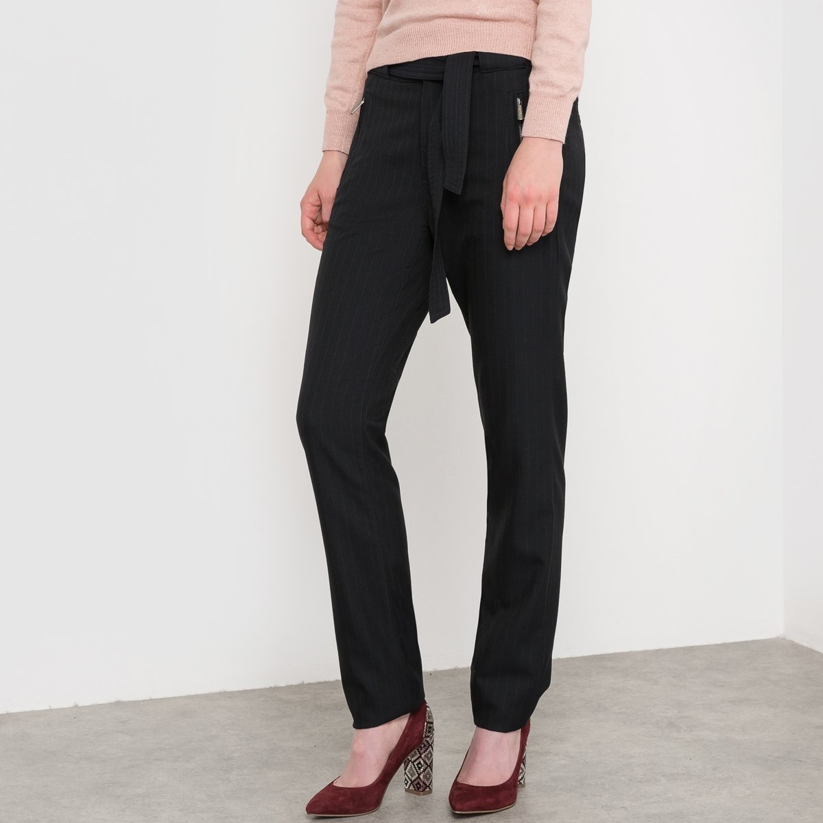 Брюки Stela City Stripes в тонкую полоску Брюки Stela City Stripes в тонкую полоскуСостав и описание:Марка: FREEMAN T. PORTER.Модель: Stela City Stripes.Материалы: 63% полиэстера, 34% вискозы, 3% эластана. Уход:- Стирать при 30°C. - Гладить при средней температуре.- Стирка и глажка с изнаночной стороны.<br><br>Цвет: синий/ в полоску<br>Размер: 29 длина 32
